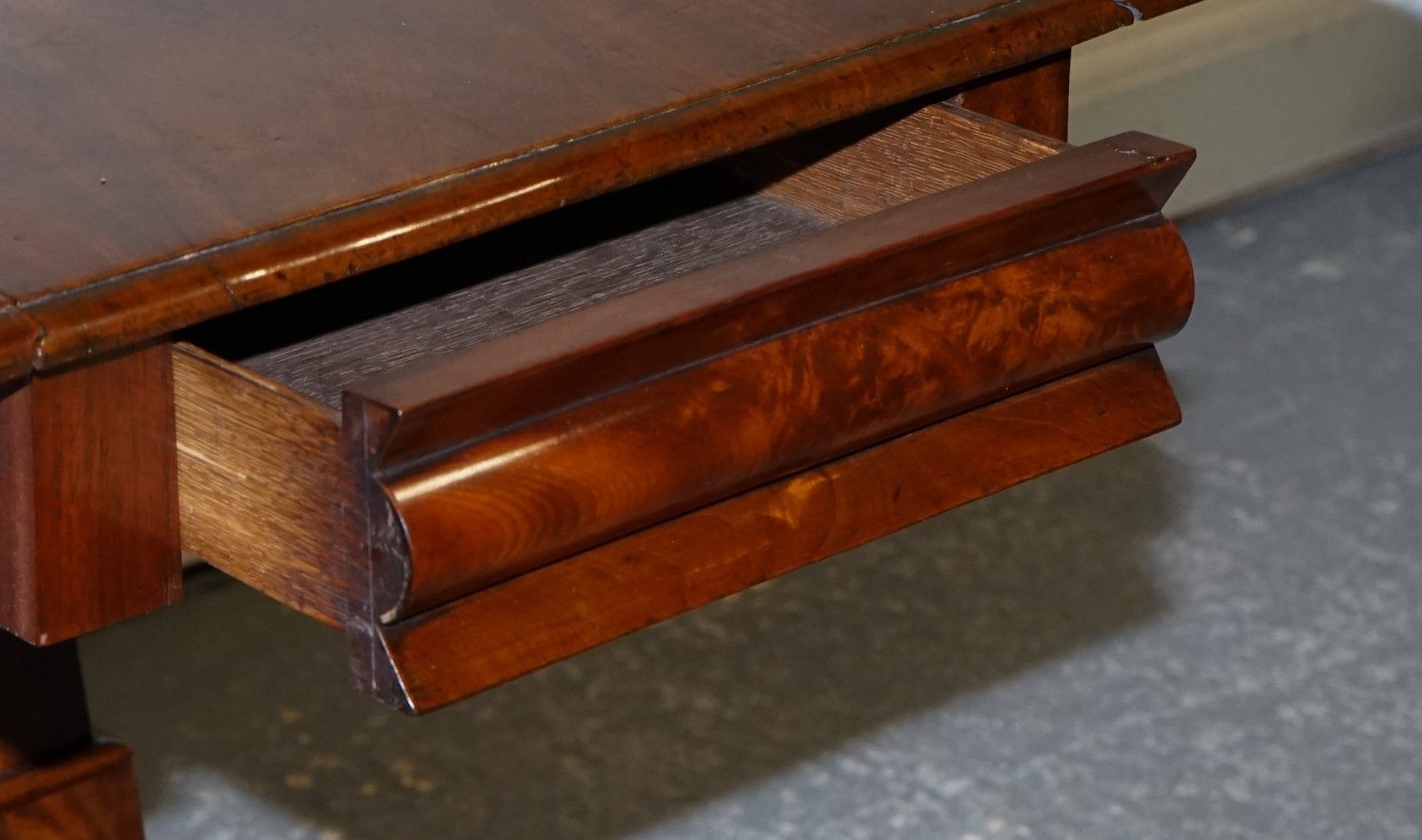 photo vinterior 1820s Restored English Antique Pedestal Pembroke Drop Leaf Table With Drawer