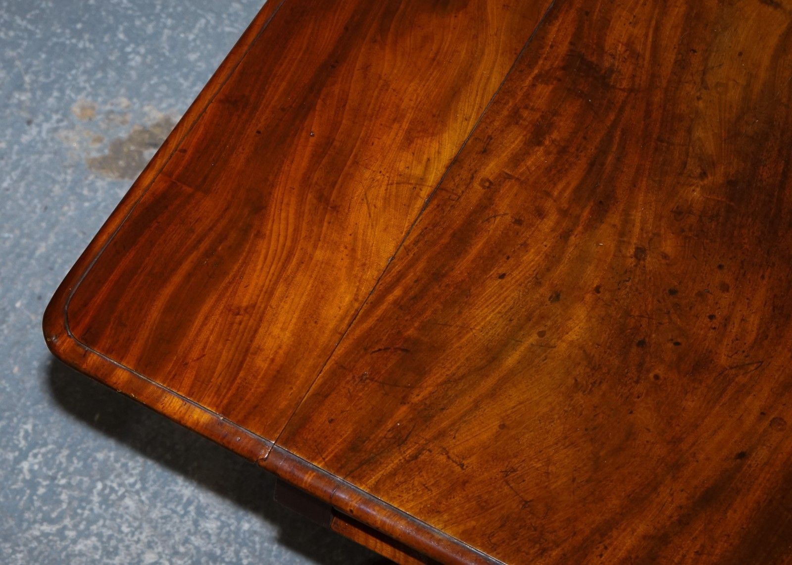 photo vintage 1820s Restored English Antique Pedestal Pembroke Drop Leaf Table With Drawer