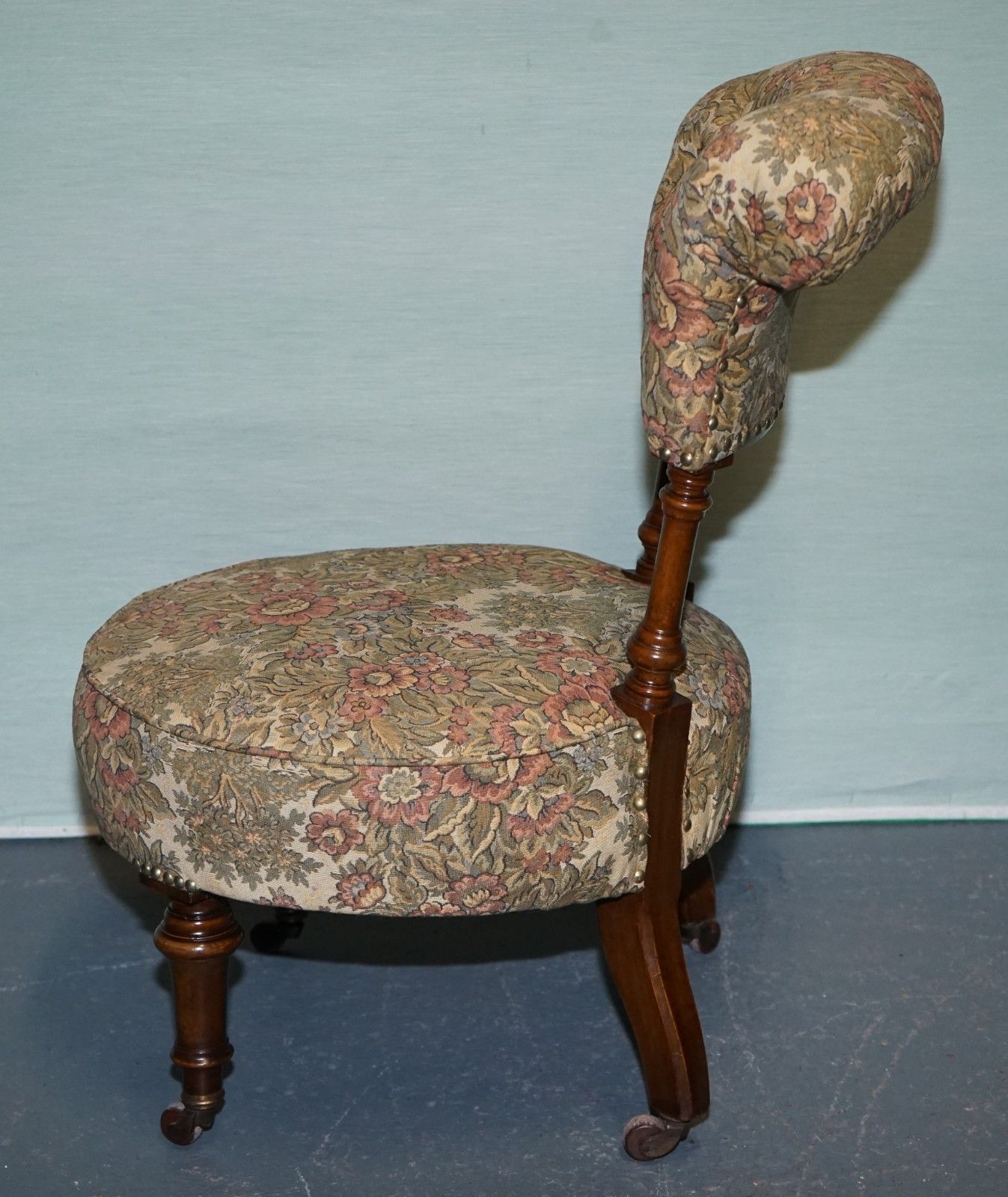 photo vintage Antique Victorian Tapestry Nursing Chair With Floral Flower Design
