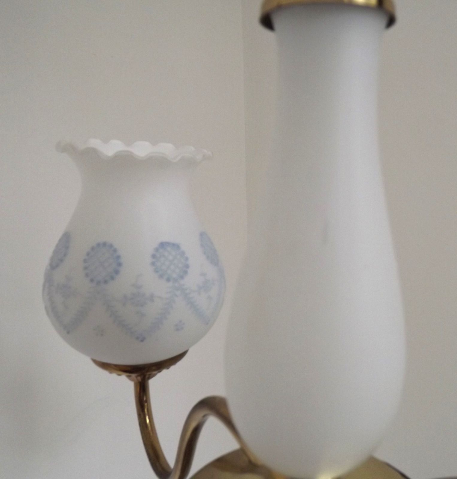 99.0 Drielamps Vintage Franse Kroonluchter – Goudkleurig Metaal, Glazen Kolom En Gedecoreerde Kappen Met Blauwe Motieven photo