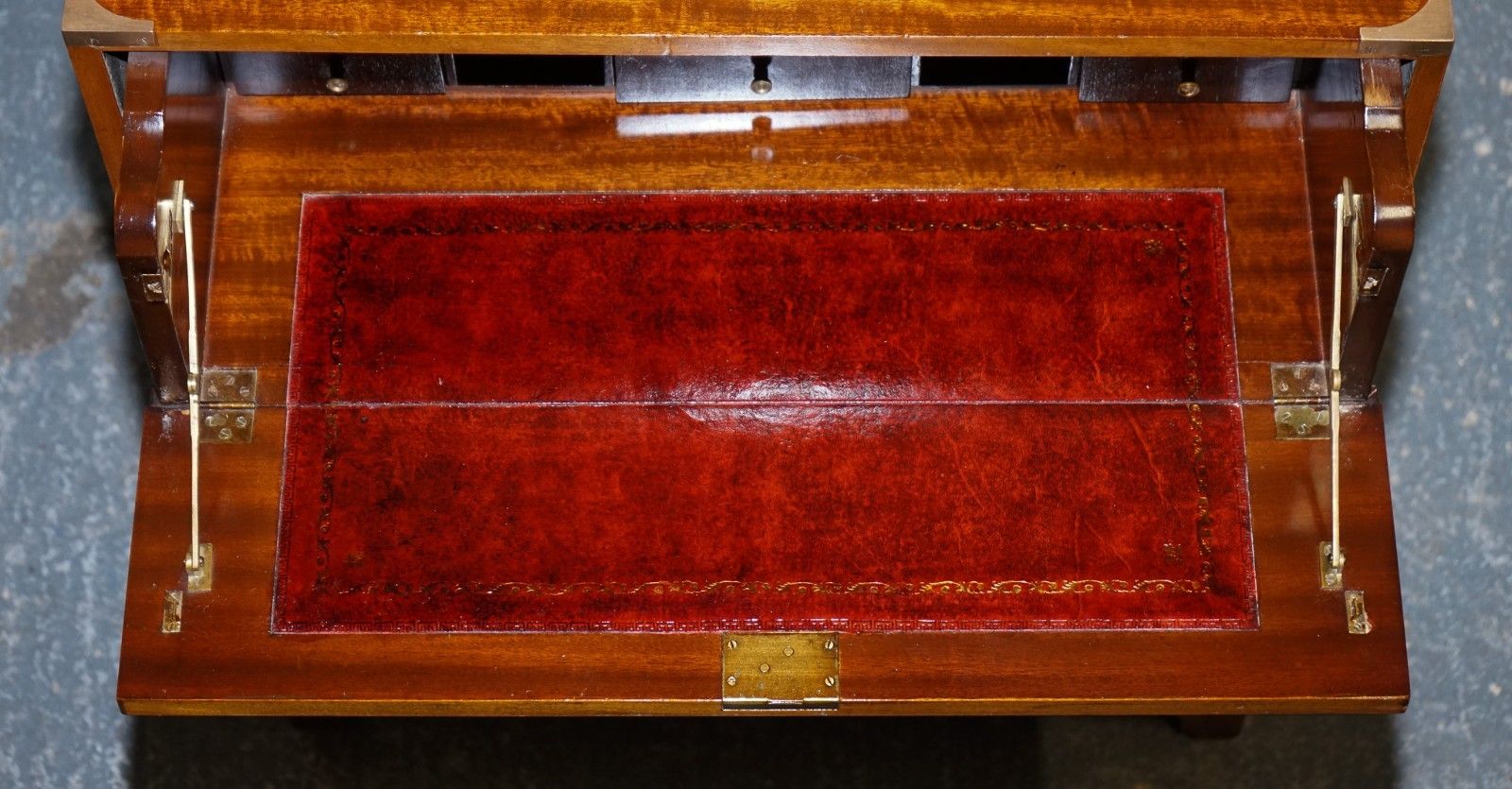 photo vinterior Vintage Military Campaign Secretaire Chest Of Drawers With Aged Red Leather