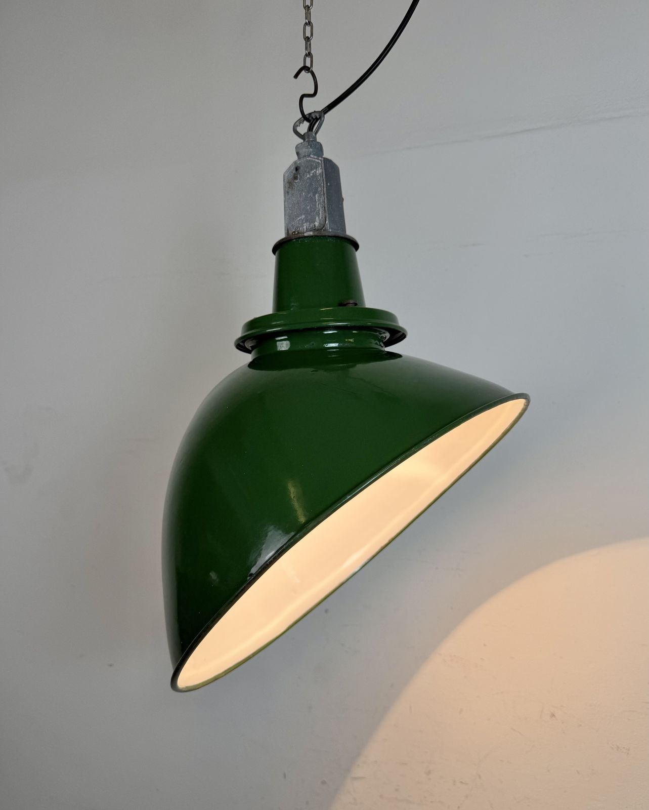 photo vinterior Large Industrial British Green Enamel Factory Pendant Lamp From Benjamin, 1960s