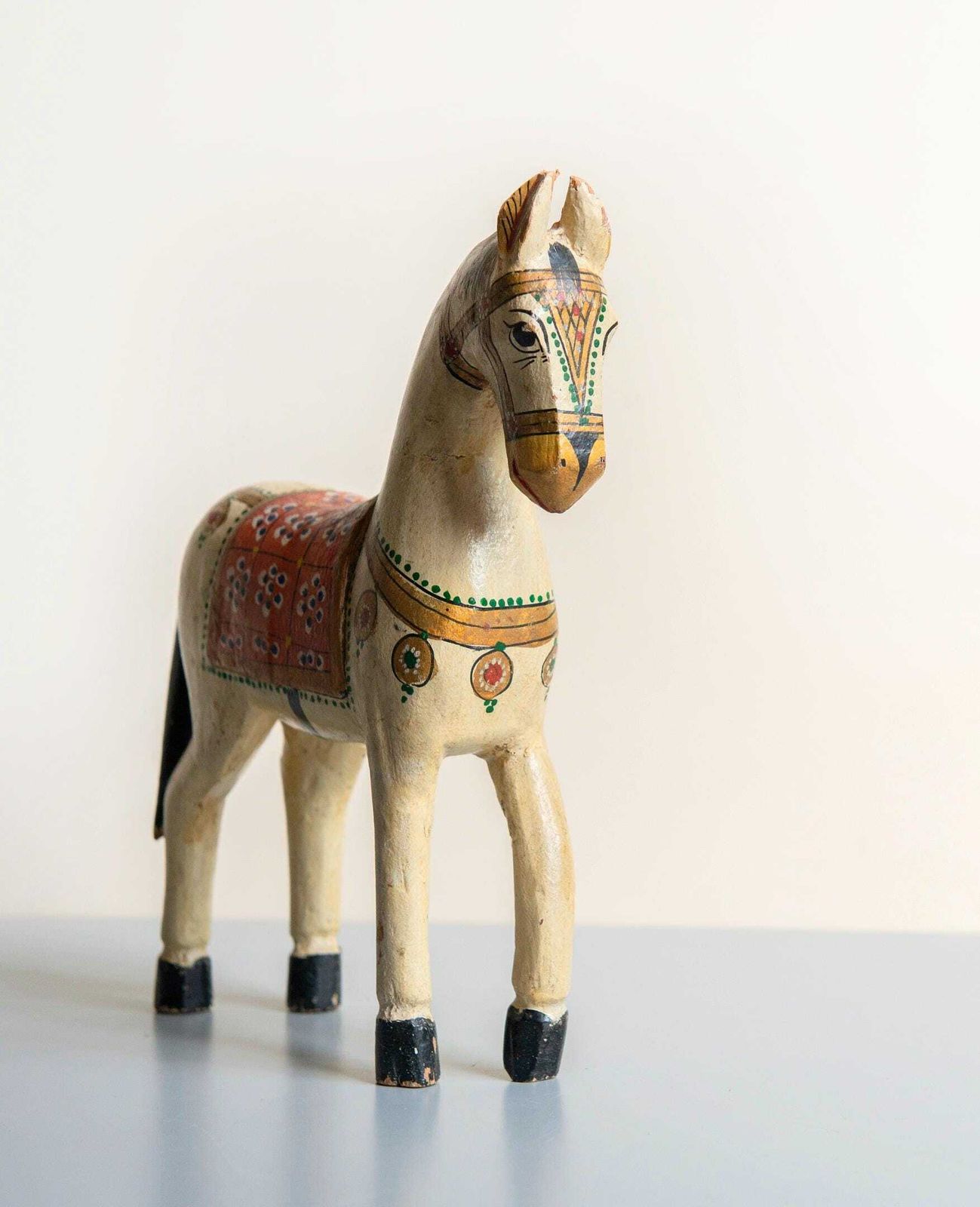 photo furniture Indiase Ghodi bruiloftspaard, antiek houten beeld, decoratief pony-beeldje, gemaakt in India, handgeschilderd paardensculptuur