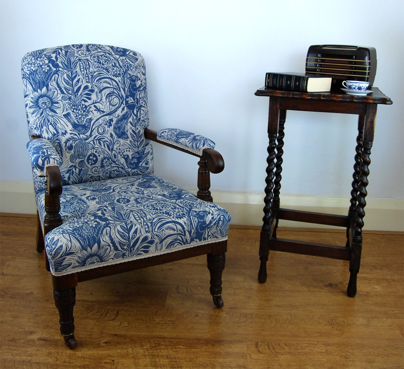 photo vintage Victorian Upholstered Armchair / Easy Chair By Marsh, Jones & Cribb