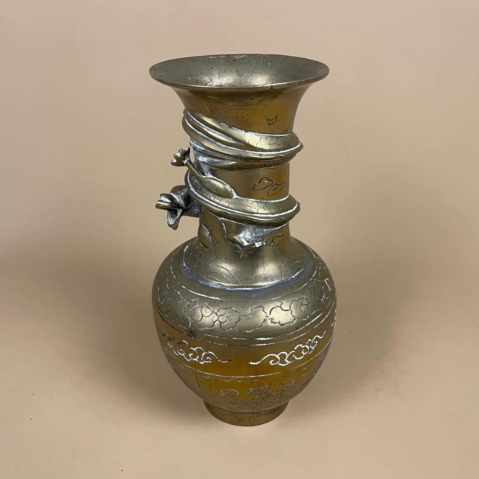 Gold Brass Oriental Chinese Vase Decorative Pot Antique Asian Hand Wrapped Dragon Twisted Pattern Decorative Vintage Engraved Traditional photo furniture