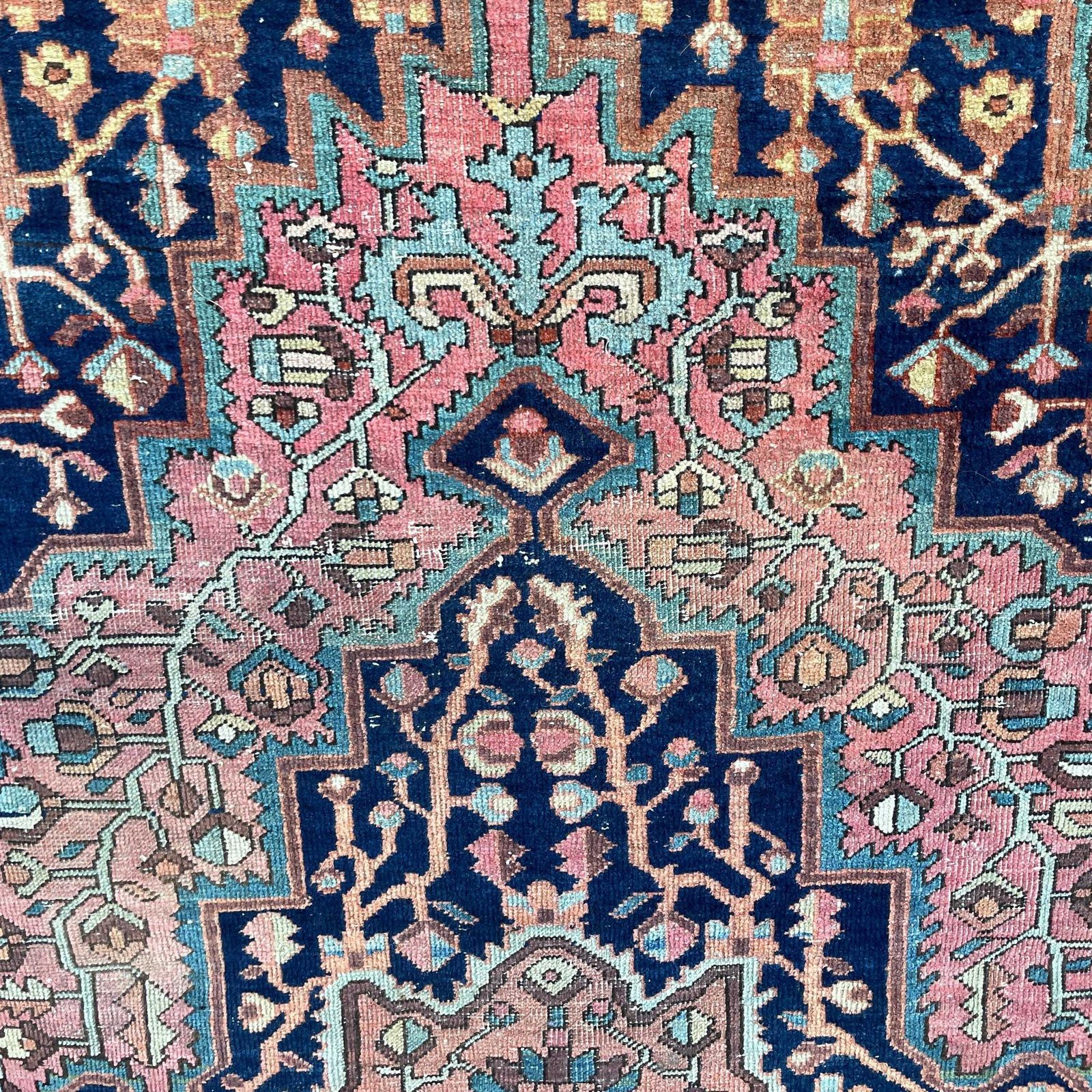 photo vintage Antique Heriz Wool Rug Blue Terracotta Geometric Pattern Hand Knotted Area Carpet Middle Eastern Central Medallion Handmade Floor Decor