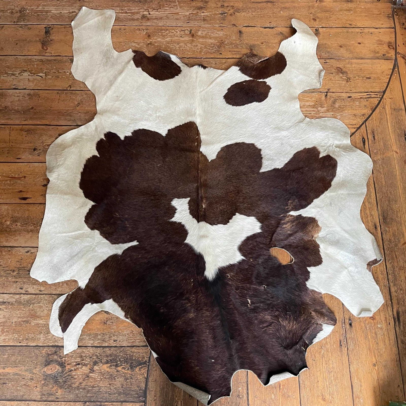 Natural Brown White Cowhide Rug Genuine Leather Unusual Shape Farmhouse Rustic Boho Western Style Floor Mat Large Hide Home Accent