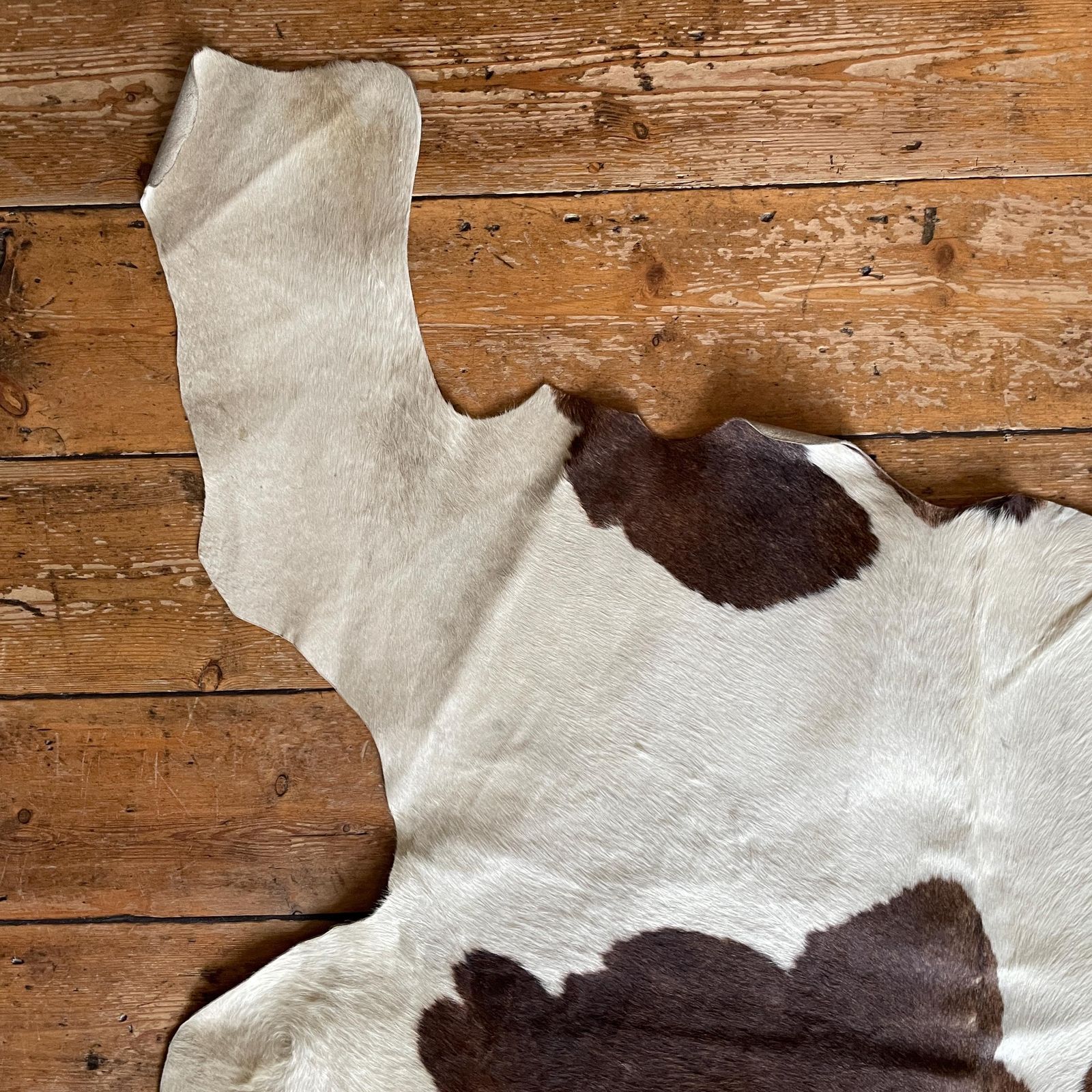photo furniture Natural Brown White Cowhide Rug Genuine Leather Unusual Shape Farmhouse Rustic Boho Western Style Floor Mat Large Hide Home Accent