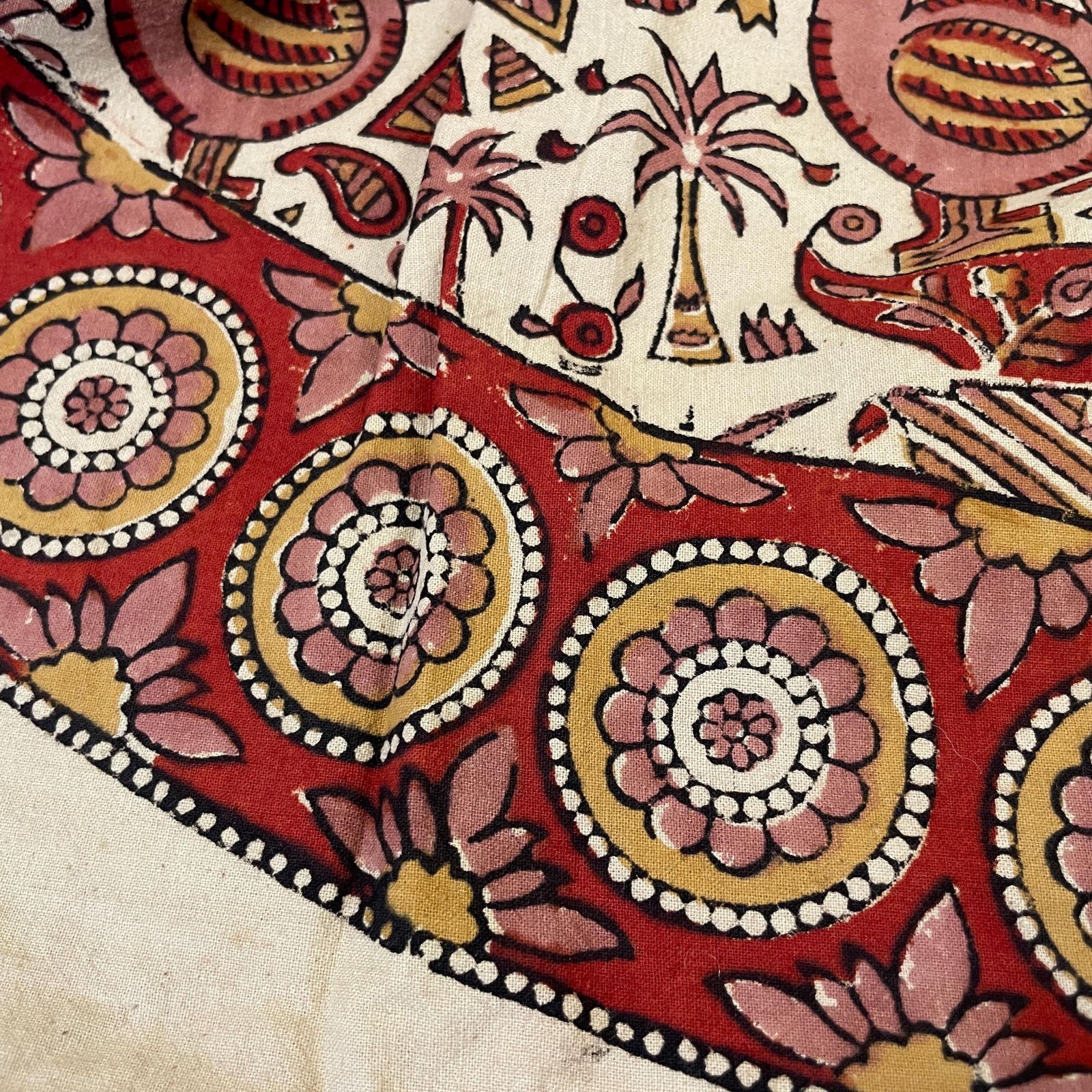 Hand Printed Indian Fabric 167x163cm Dodo Bird Pattern Block Pink Red Tapestry Cotton Handmade Craft Round Making Traditional Cloth India photo vinterior