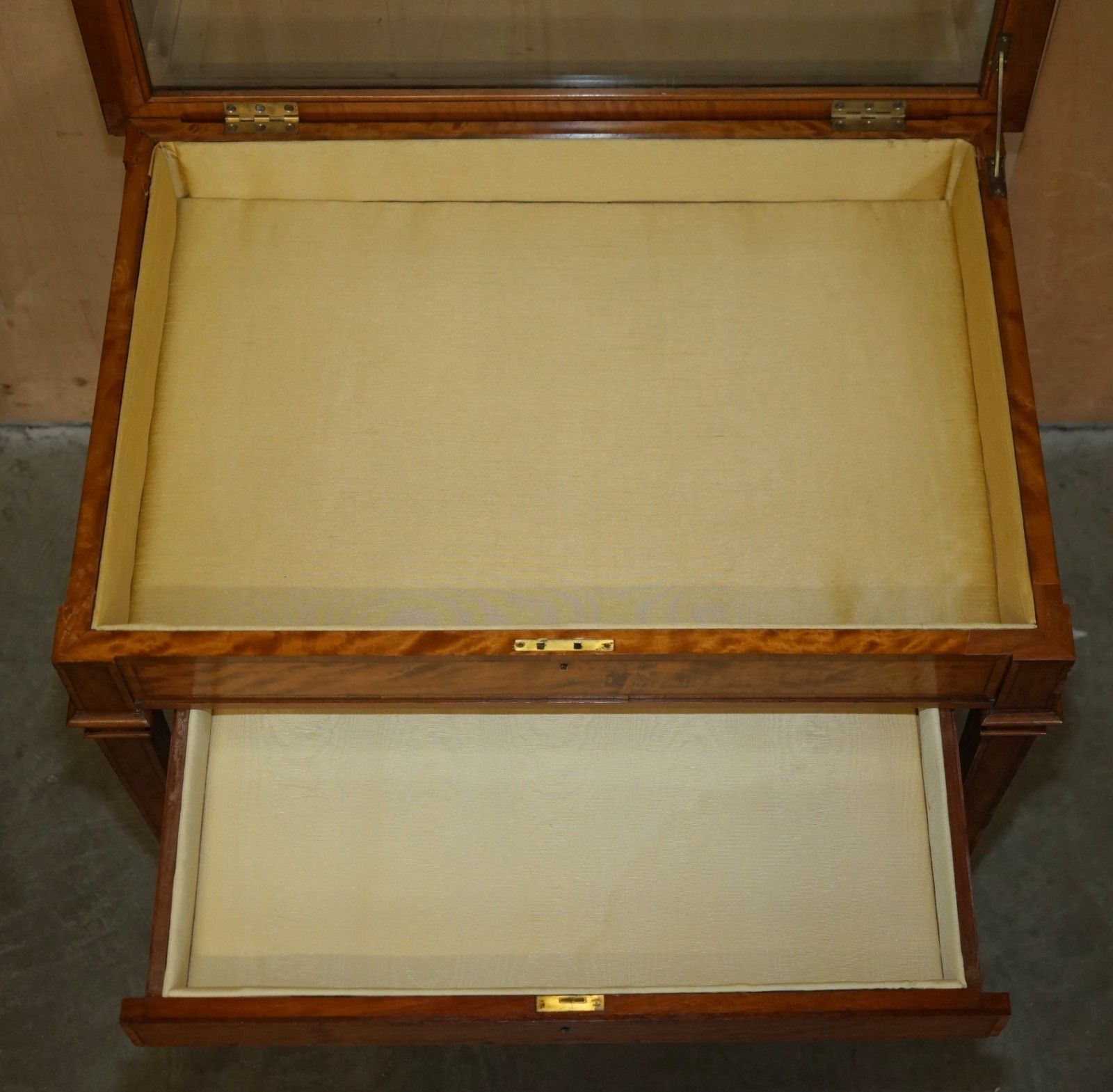 photo vintage Antique Satinwood Bijouterie Glass Display Case Side End Table For Trinkets Etc