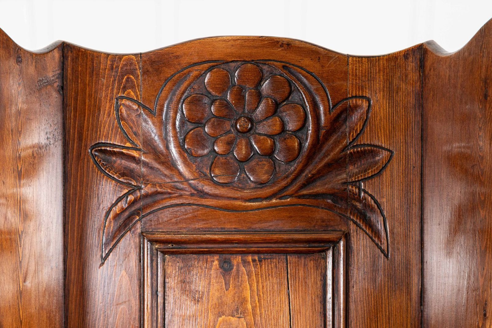 photo furniture Early 18thc Oak & Pine Carved Lambing Chair