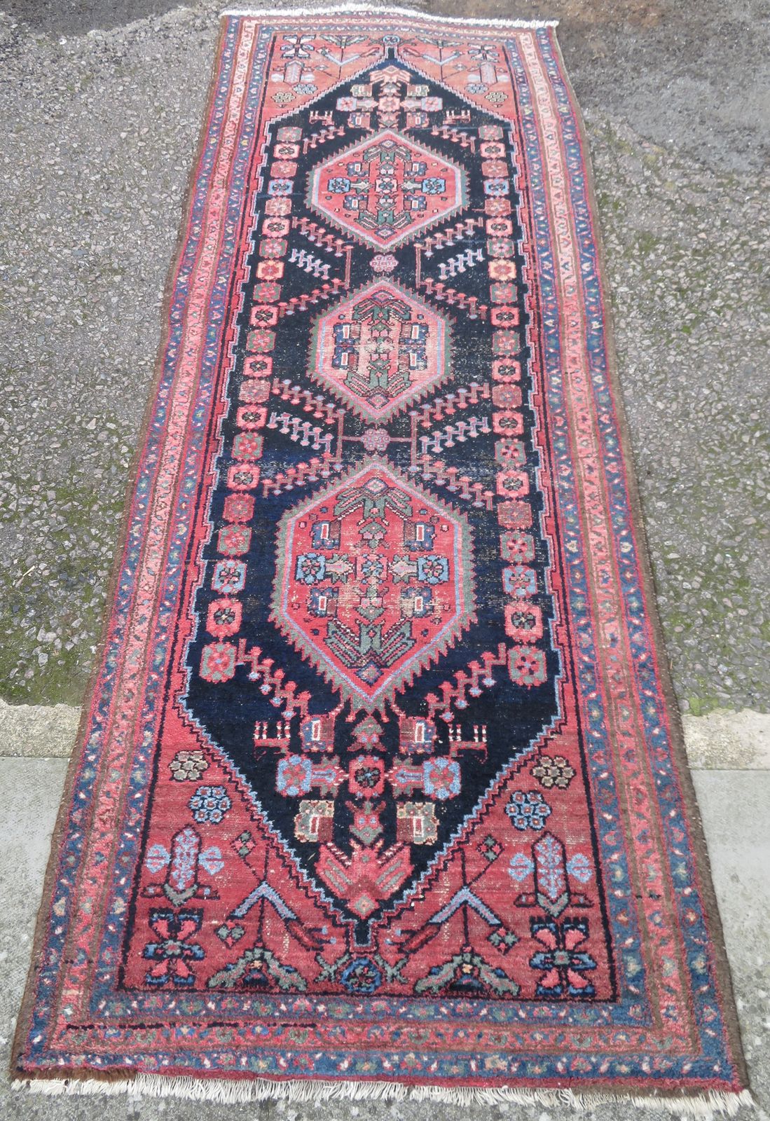 Hamadan Kurdistan Long Rug Runner. 293cm X 107cm. photo furniture