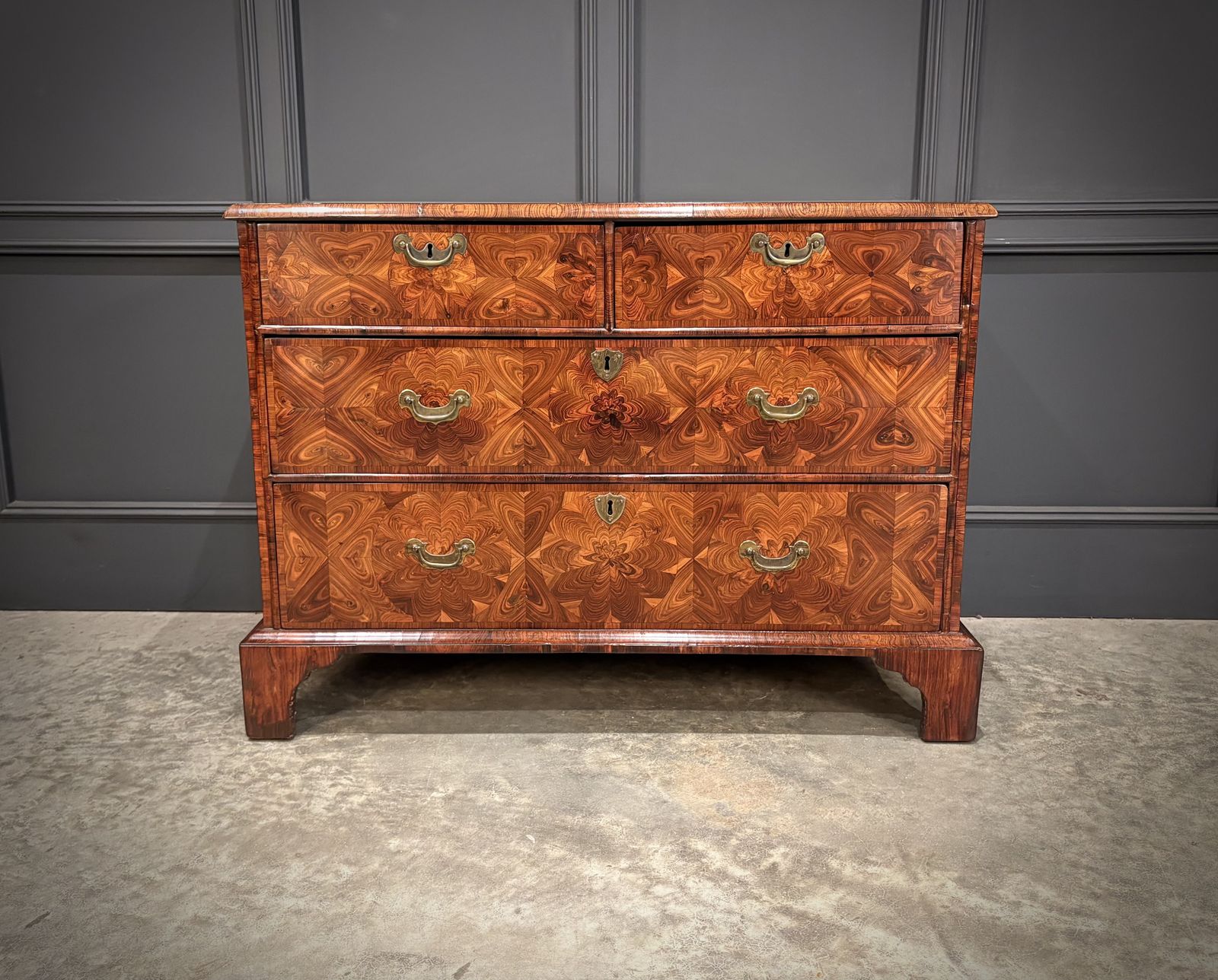 Early 18th Century Kingwood Oyster Chest Of Drawers photo Furniture