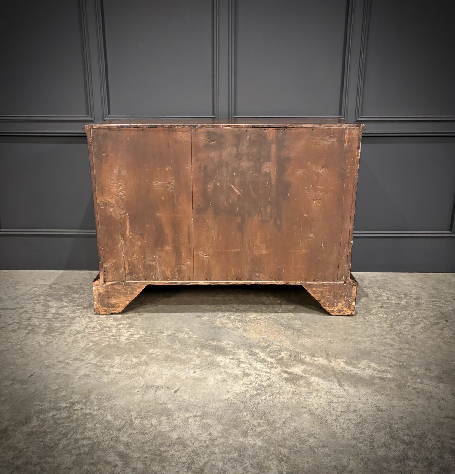 photo furniture Early 18th Century Kingwood Oyster Chest Of Drawers