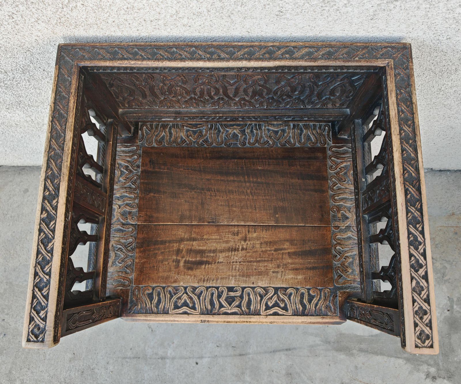 photo vintage Antique Hand Carved Moorish Armchair In Solid Oak, Spain 19th Century
