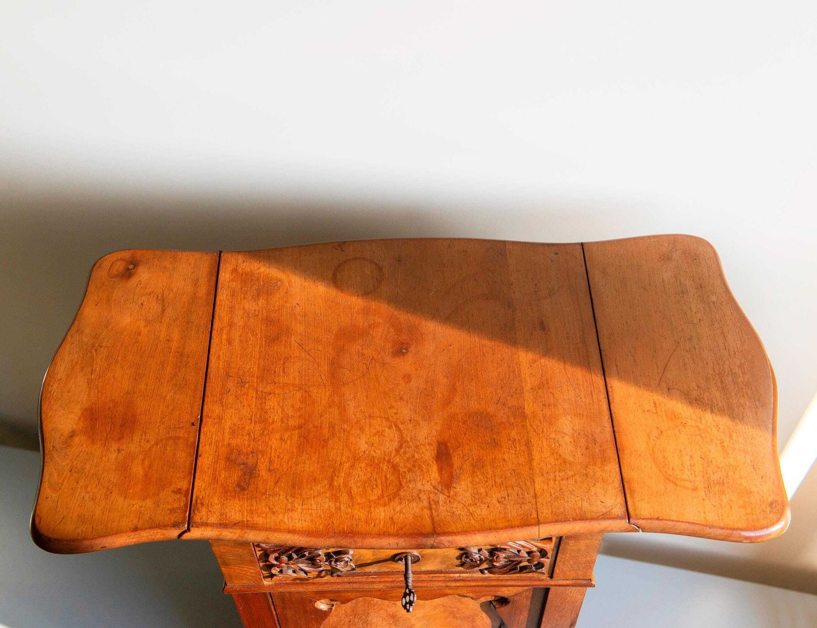 photo vinterior Antique Walnut Cabinet With Fold Out Top, 19th Century Carved Side Chest With Drawer, Classic Victorian Bedside Table