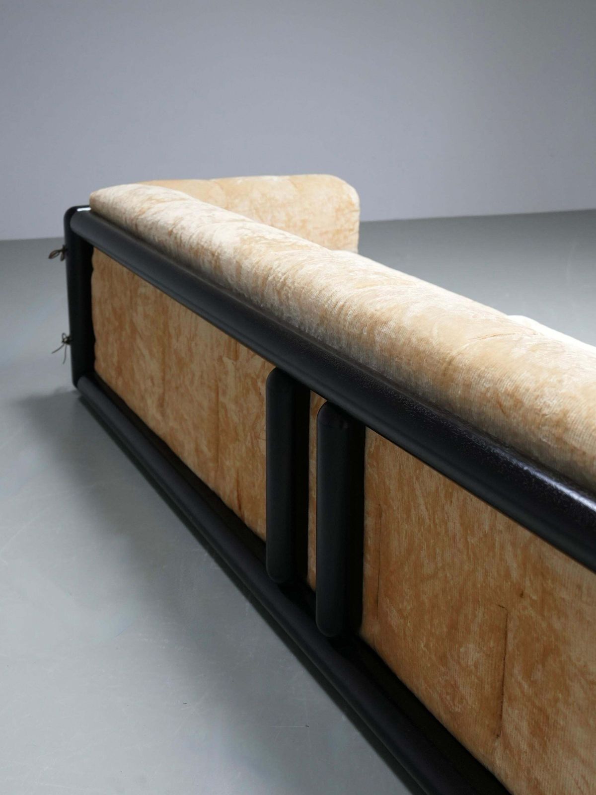 Carlo Scarpa "Cornaro" Three Seater Sofa In Velvet, Italy, 1970's photo vintage