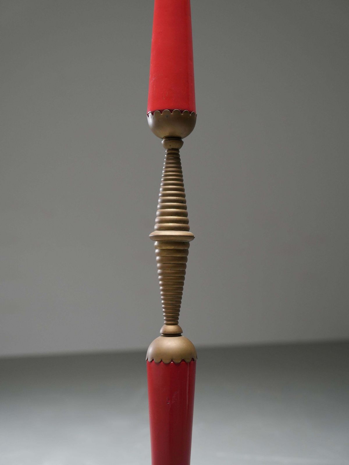 Italiaanse Vloerlamp Uit De Jaren 1950 Met Messing Accenten En Rood Gelakt Frame photo for sale