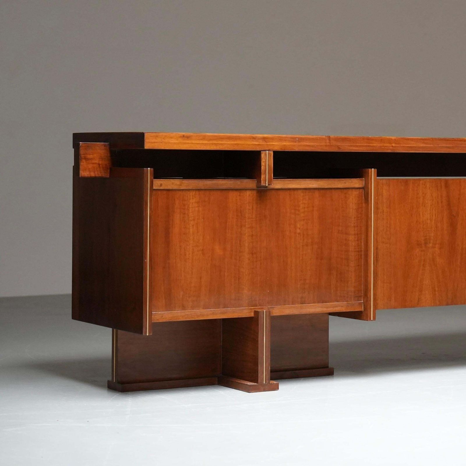 photo vintage Italiaans Modernistisch Bureau In Walnoot En Messing, Ca. Jaren 1950