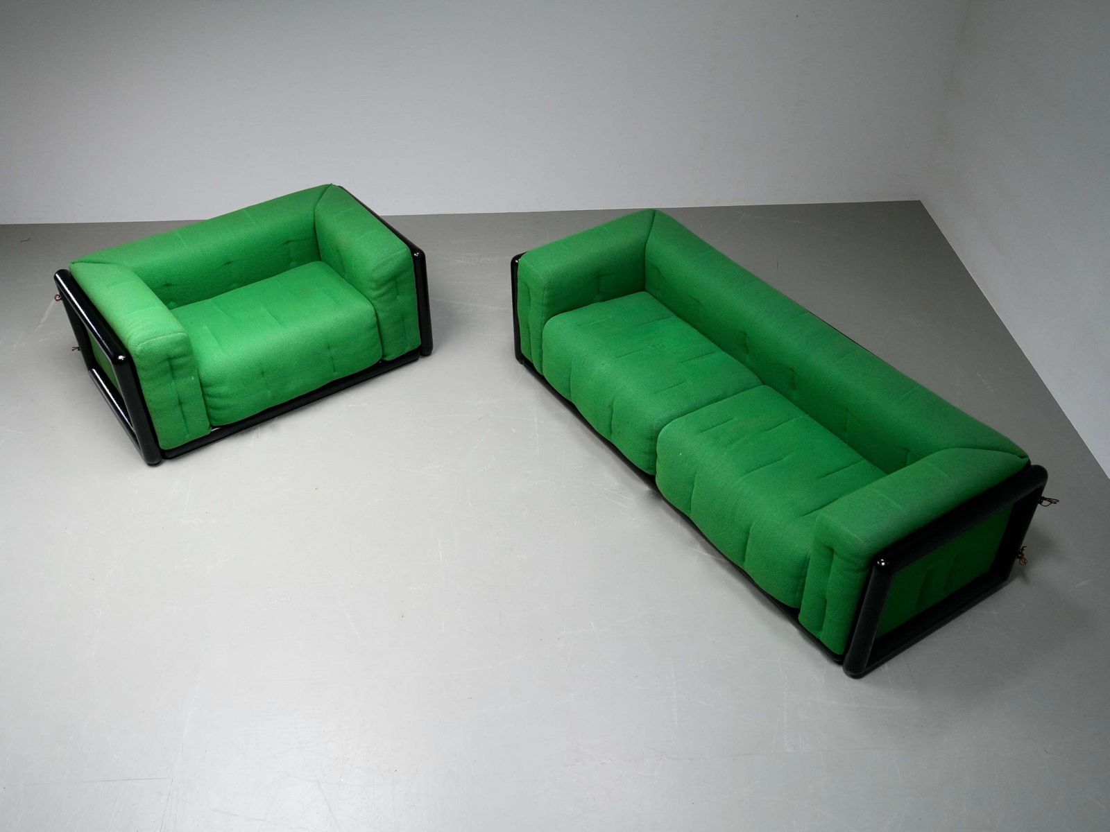 photo vintage Set Of 2 Carlo Scarpa 'Cornaro' Sofas In Iroko Wood And Fabric, Italy, 1970's