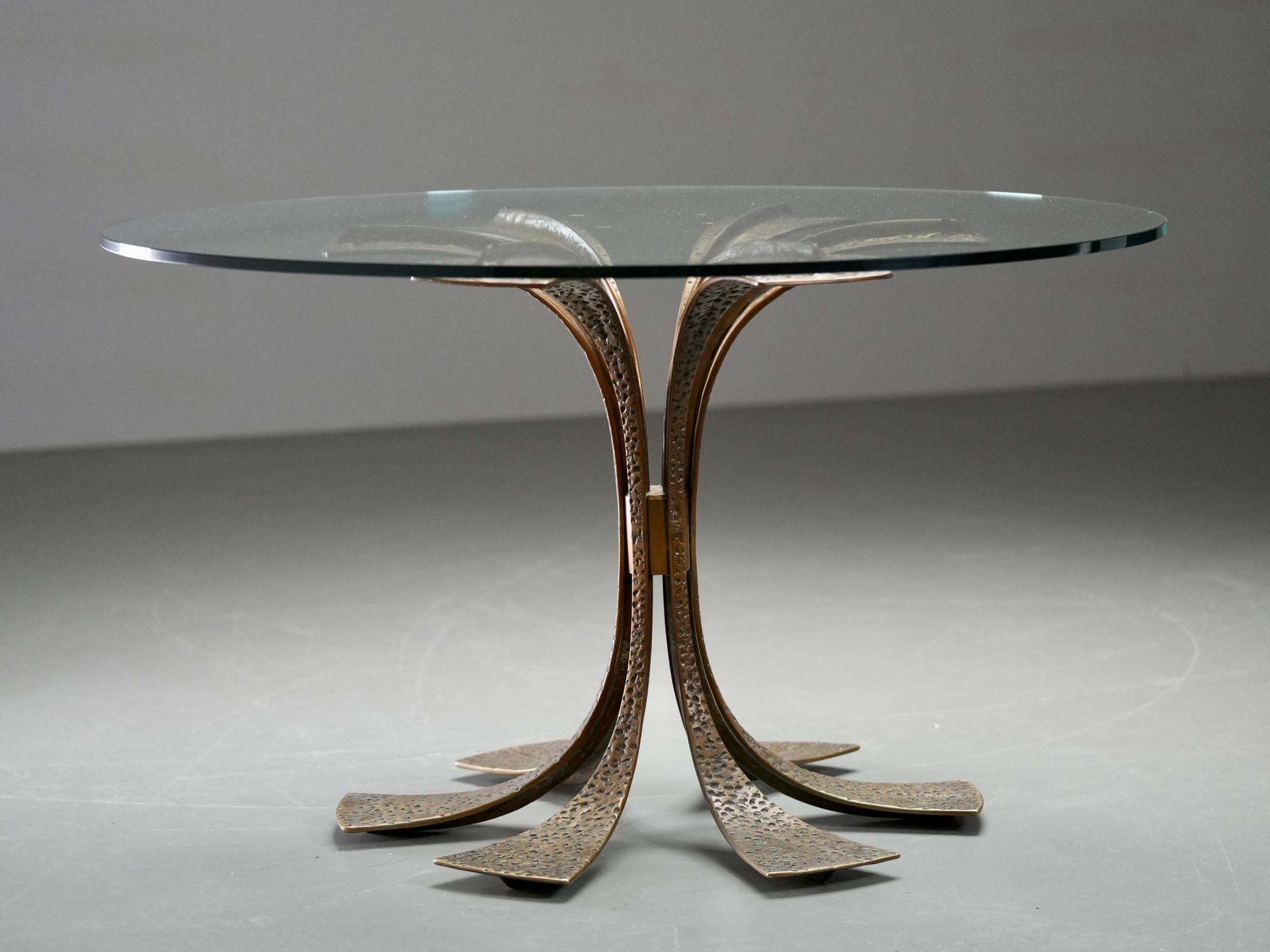 Luciano Frigerio Eettafel In Gehamerd Messing En Glas, Italië, Jaren 1960 photo vinterior