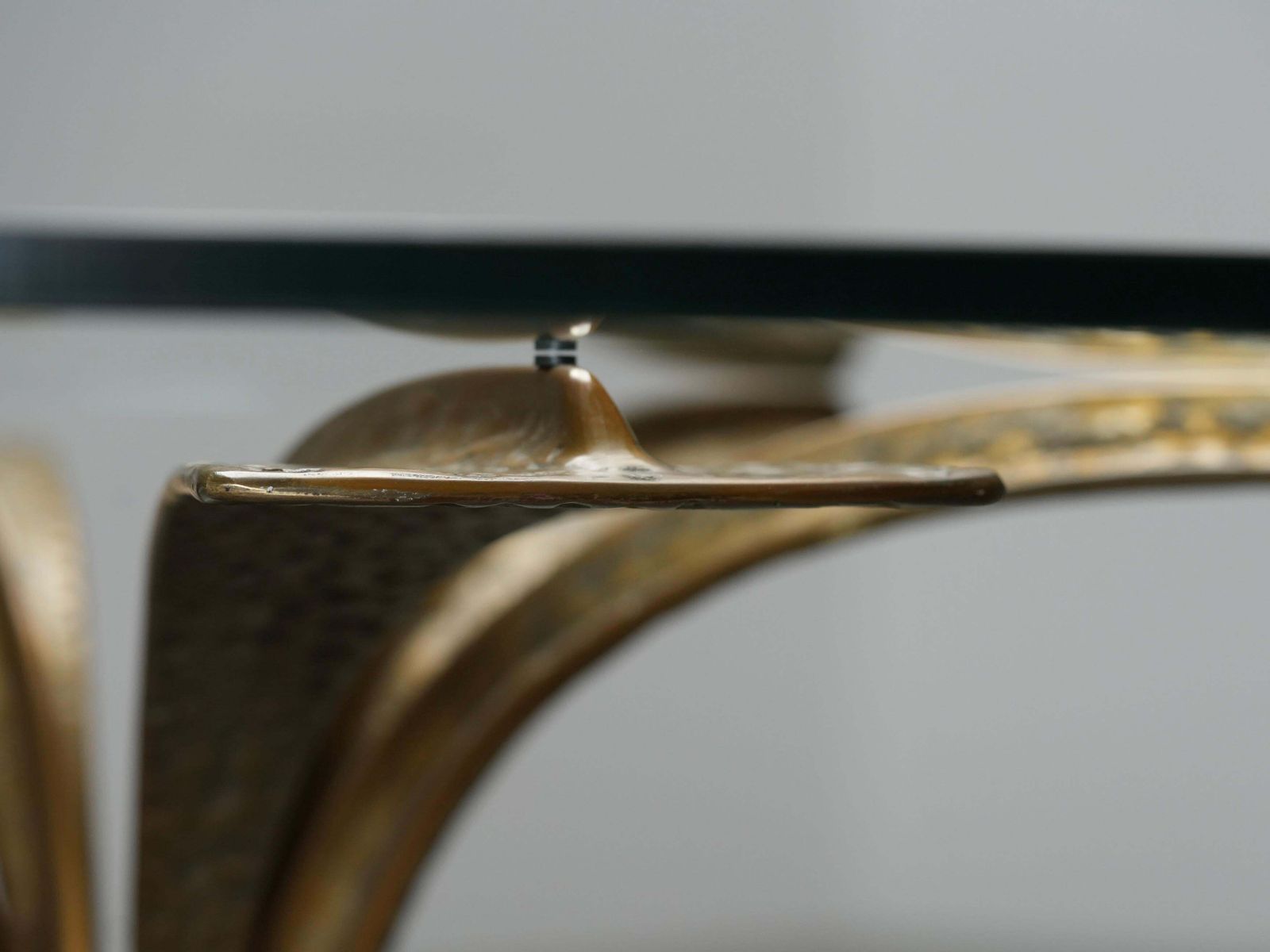 photo furniture Luciano Frigerio Eettafel In Gehamerd Messing En Glas, Italië, Jaren 1960