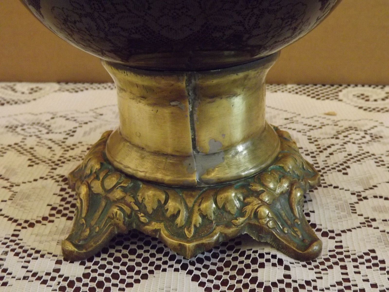 photo vintage Antique French Kerosene Lamp Base W+W Kosmos Burner Cobalt Blue Ceramic & Brass Ornate Leaf Footed Oil Lamp