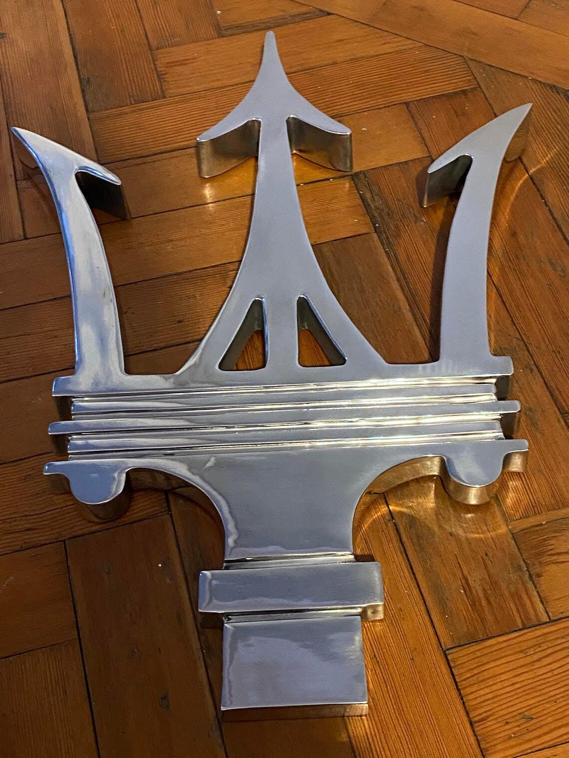 Extra Large Maserati Trident Dealership Garage Sign Ornament Statue Showroom Sculpture Dealer Mascot Aluminium Art Maserati 3200 4200 Ghibli Grecale photo vinterior