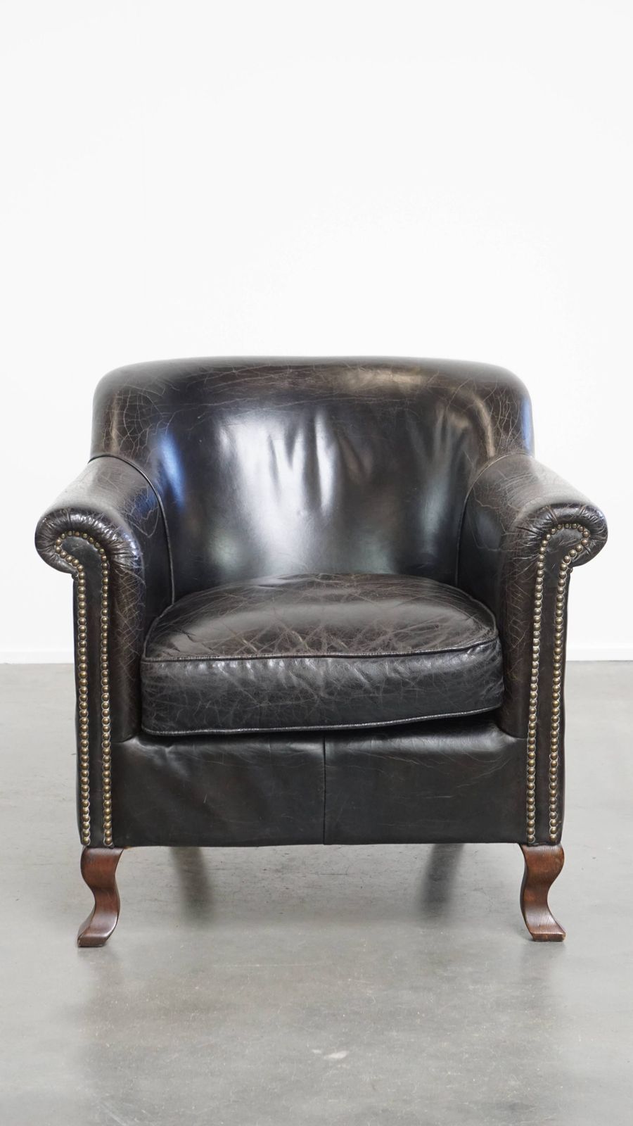 Stevige Zwarte Fauteuil Van Gegraneerd Koeienhuid Met Sierlijk Ontwerp photo furniture