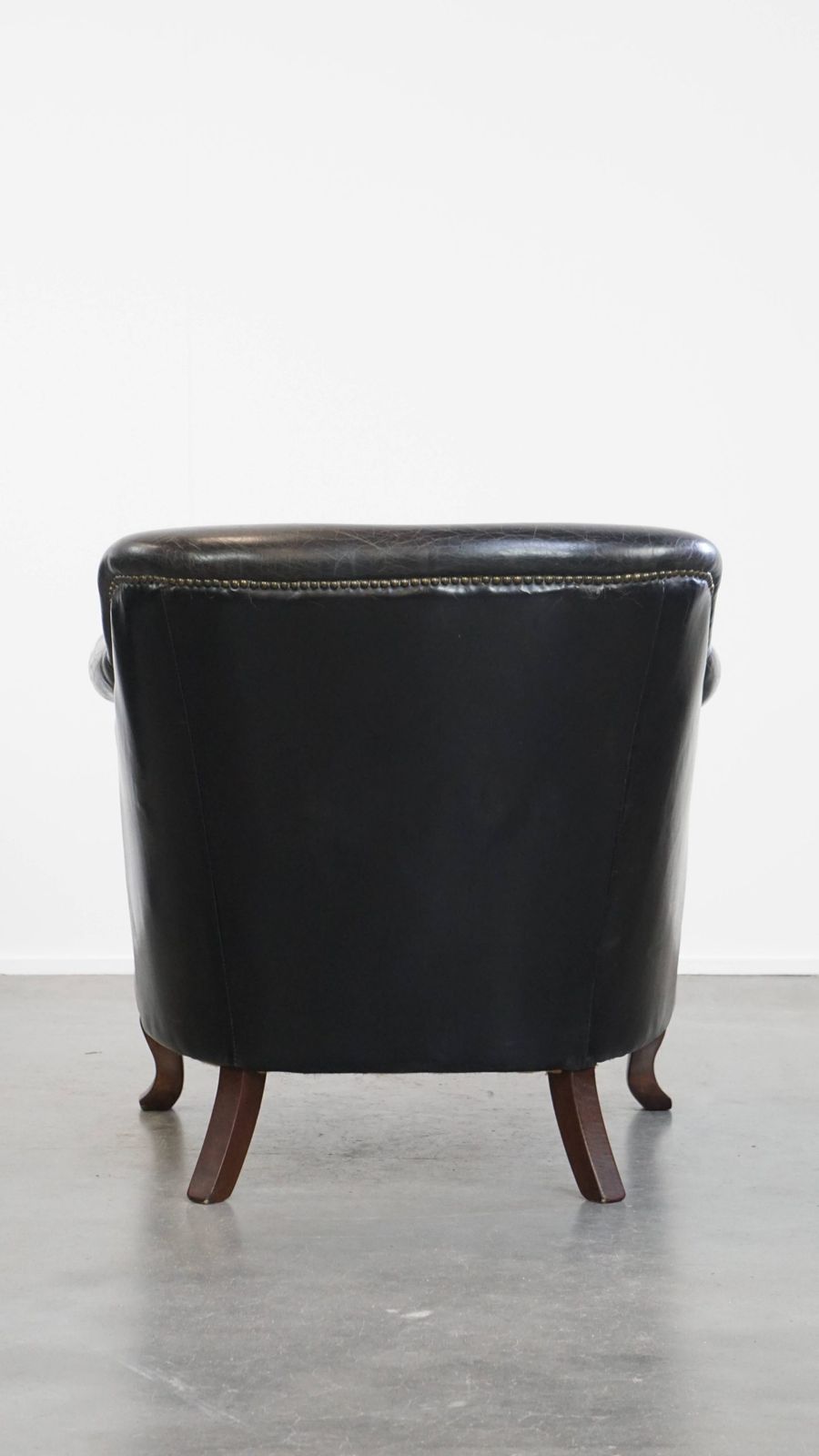 Stevige Zwarte Fauteuil Van Gegraneerd Koeienhuid Met Sierlijk Ontwerp photo Meubels