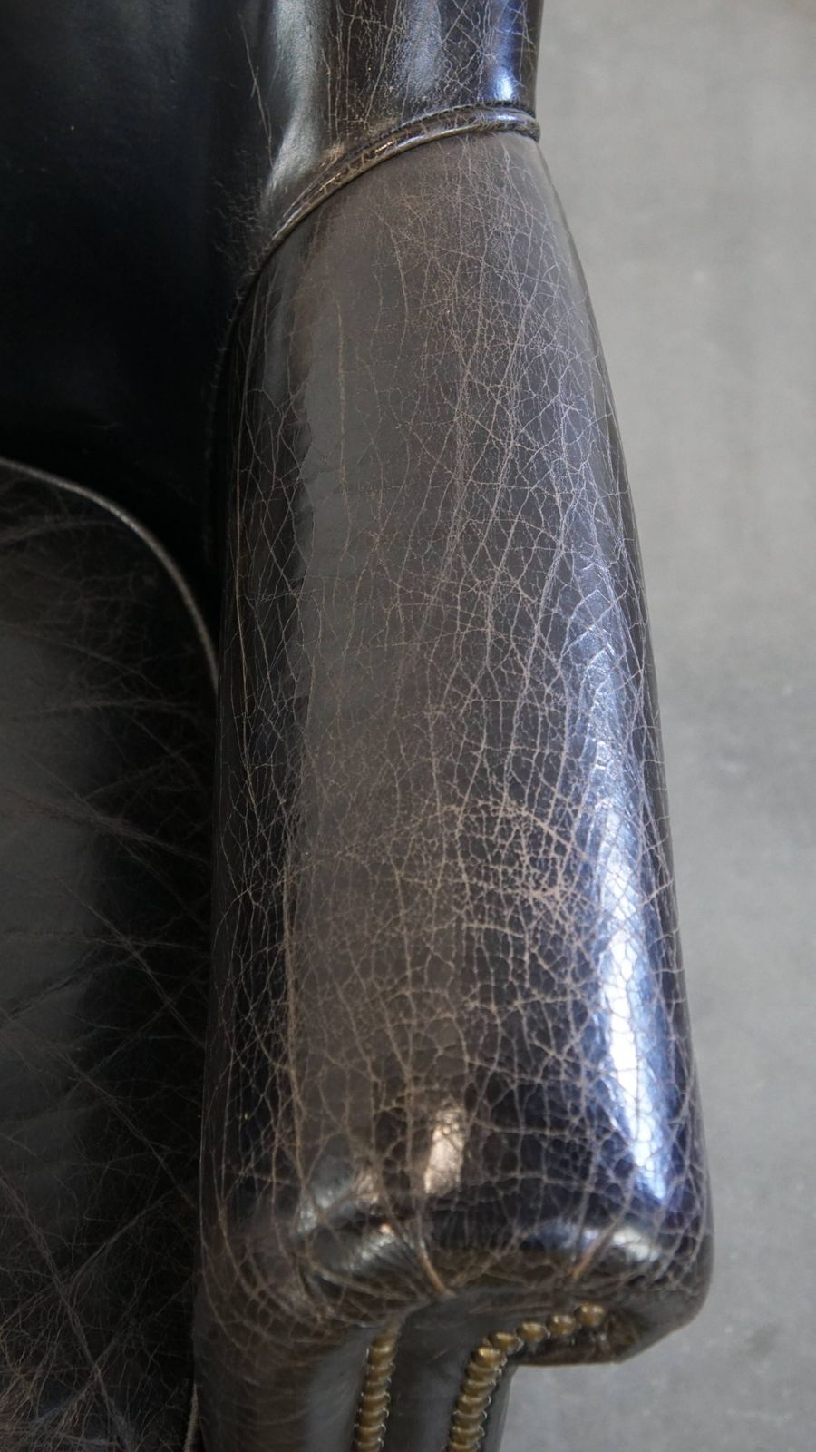 Stevige Zwarte Fauteuil Van Gegraneerd Koeienhuid Met Sierlijk Ontwerp photo vintage