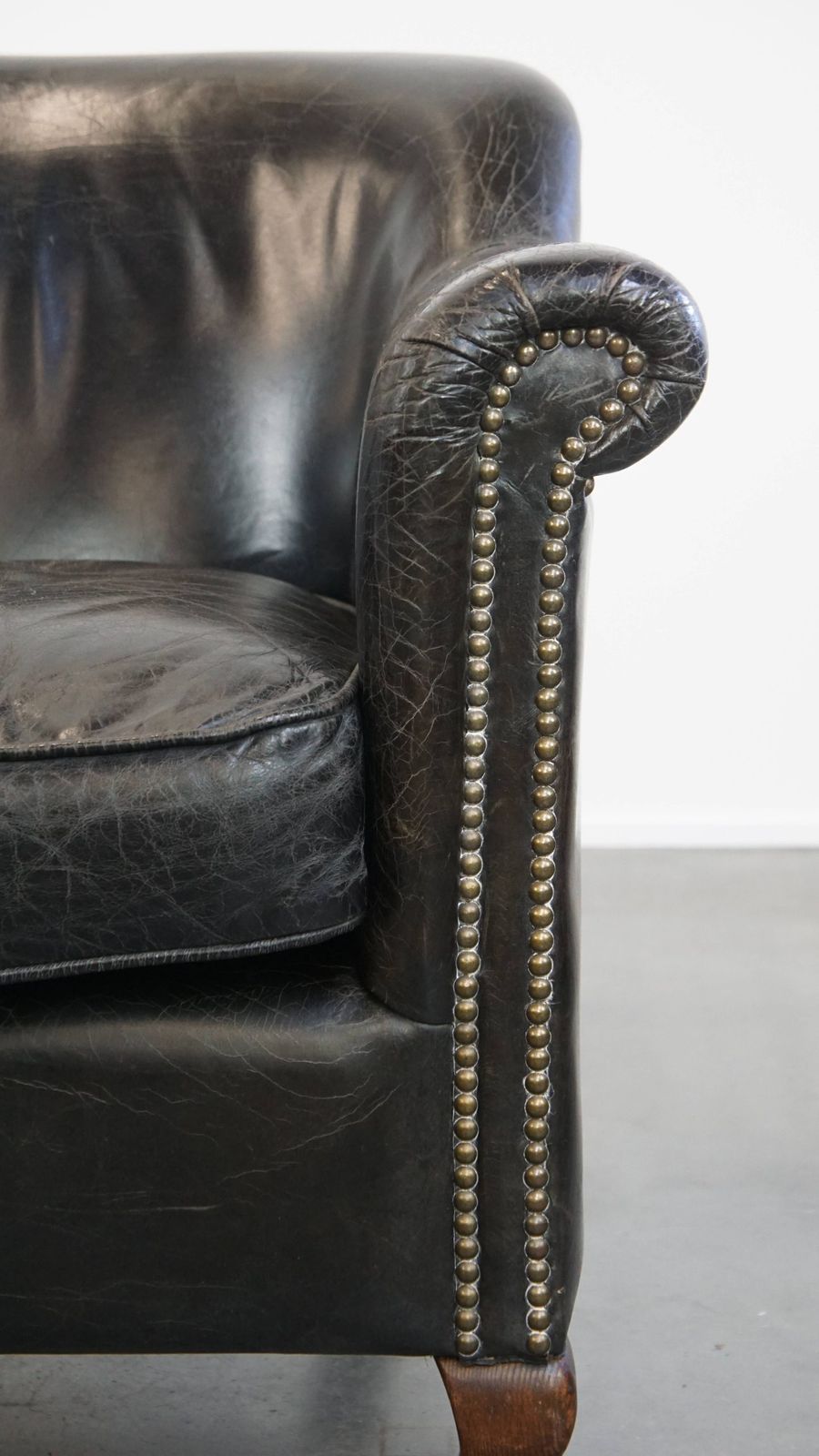 photo furniture Stevige Zwarte Fauteuil Van Gegraneerd Koeienhuid Met Sierlijk Ontwerp