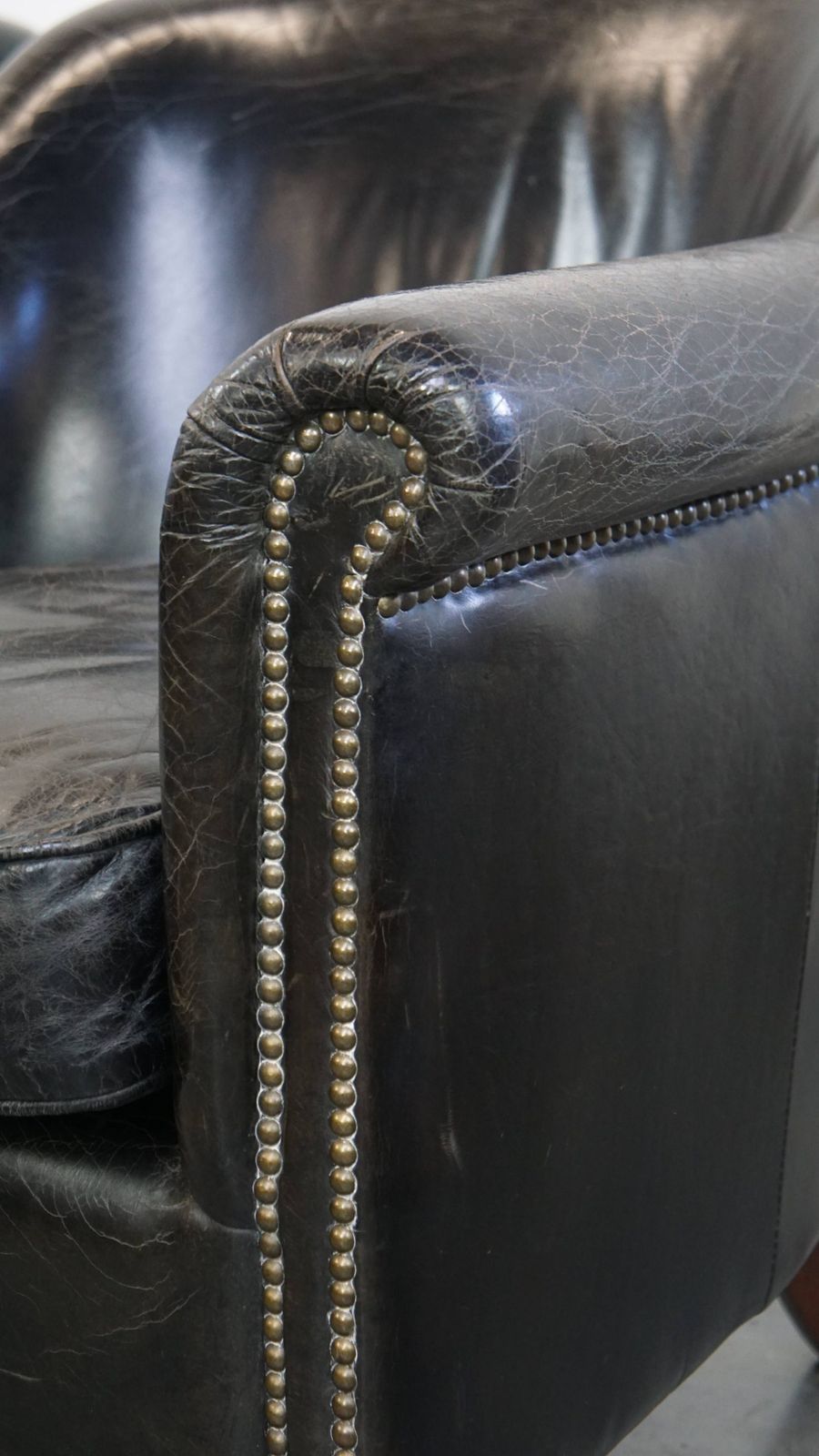 photo buy Stevige Zwarte Fauteuil Van Gegraneerd Koeienhuid Met Sierlijk Ontwerp