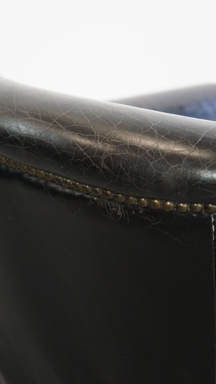 photo vintage Stevige Zwarte Fauteuil Van Gegraneerd Koeienhuid Met Sierlijk Ontwerp