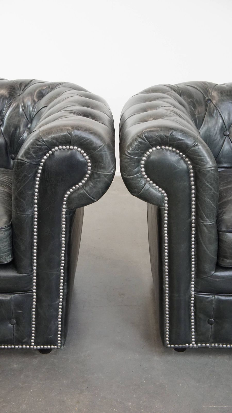 photo for sale Tijdloze En Klassieke Set Ruime Zwarte Chesterfield Fauteuils Van Gekarakteriseerd Geaderd Koehide