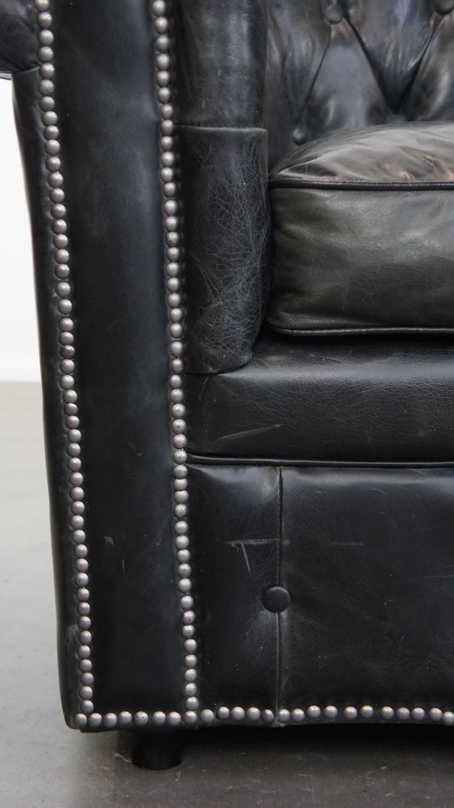photo vinterior Tijdloze En Klassieke Set Ruime Zwarte Chesterfield Fauteuils Van Gekarakteriseerd Geaderd Koehide