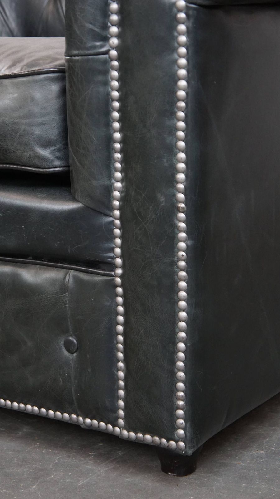 photo vinterior Timeless And Classic Spacious Black Chesterfield Armchair Made Of Characterful Grained Cowhide
