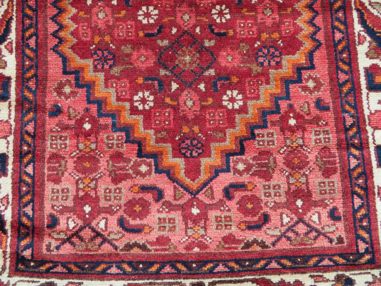 Sanjan Hamadan Rug. 195cm X 97cm. photo vinterior