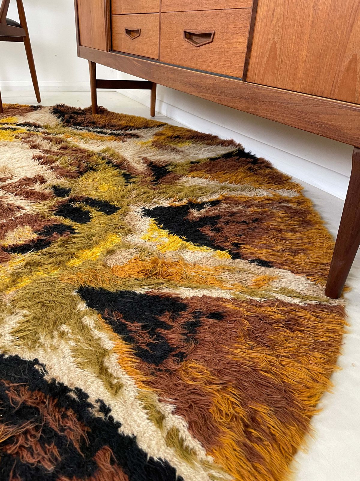 photo vintage 1970s Round Shaggy Rya Rug In Brown Cream Mustard