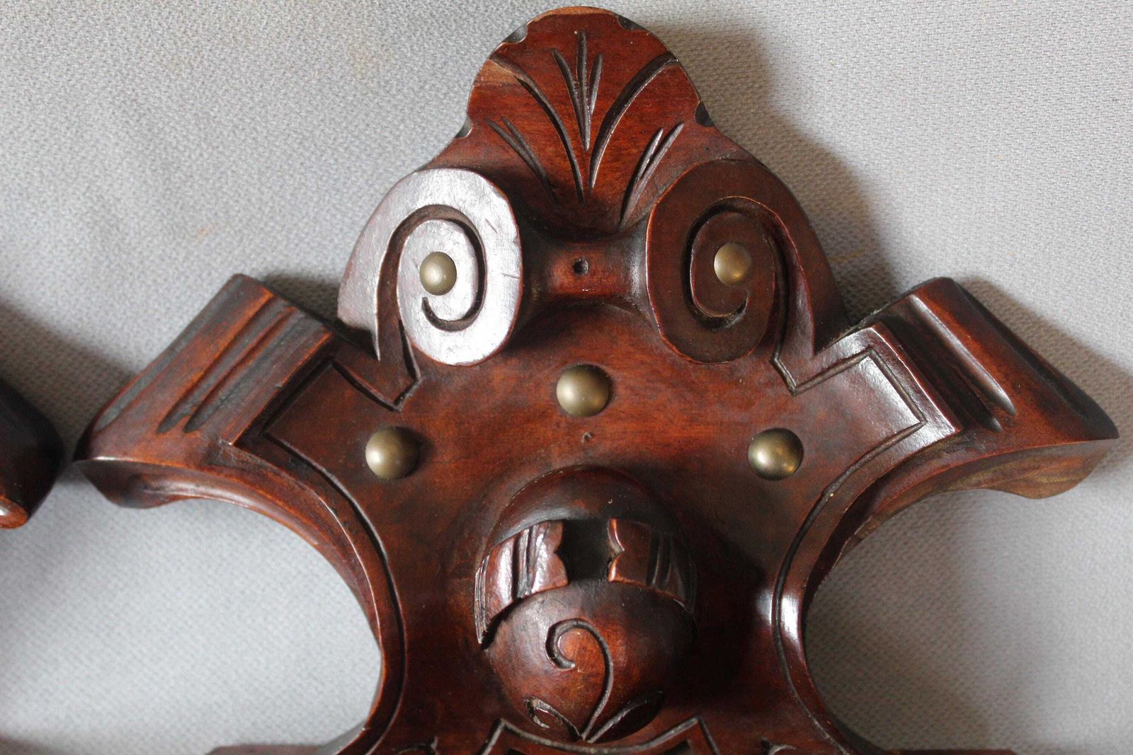 Set Van Twee Antieke Franse Sierschelpen Omgebouwd Tot Wandplanken, Bewerkt Hout Met Messingdecoratie, Ornamenteel photo vinterior