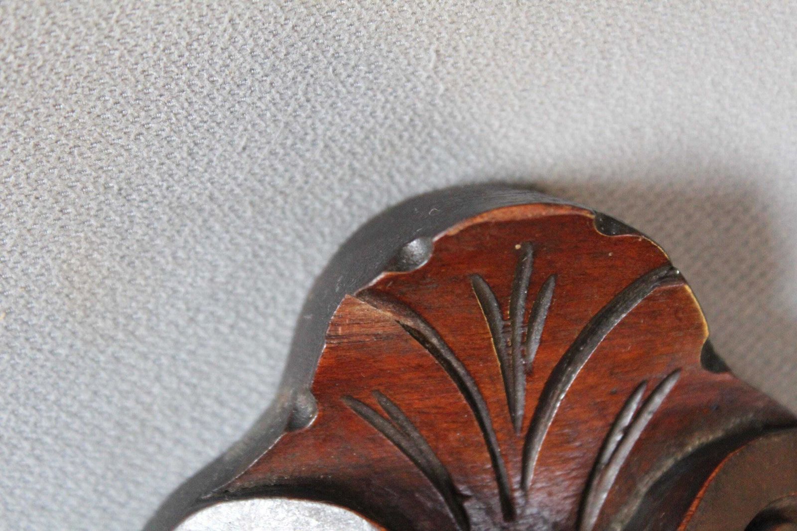Set Van Twee Antieke Franse Sierschelpen Omgebouwd Tot Wandplanken, Bewerkt Hout Met Messingdecoratie, Ornamenteel photo buy