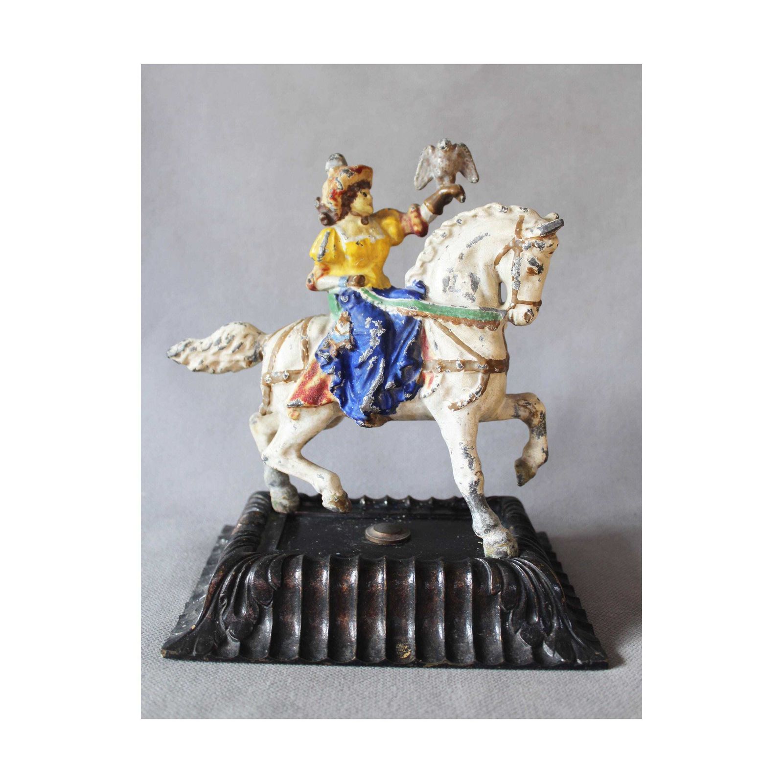 Groot En Zwaar Sculptuur Van Een Valkenier Te Paard, Dame, Koud Geschilderd, Mogelijk Brons (Niet Magnetisch), Ruiterstandbeeld, Paard, Vogel