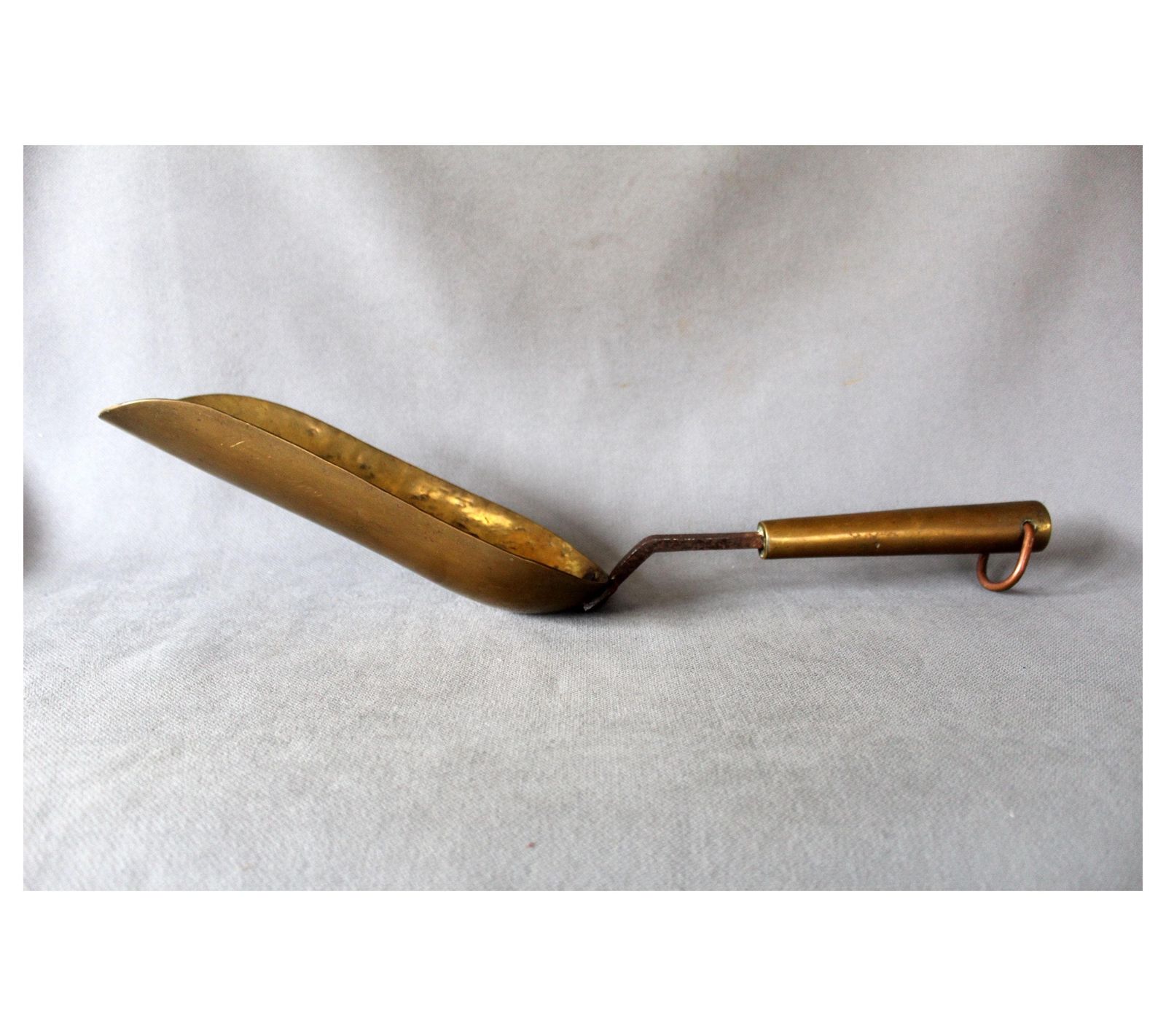 Large Antique Brass Shovel, Brass And Iron Handle, Iron Rivets, Brass Grain Scoop, Coal Shovel, Fire Place, Flour, Seed Or Feed Scoop, 48 Cm