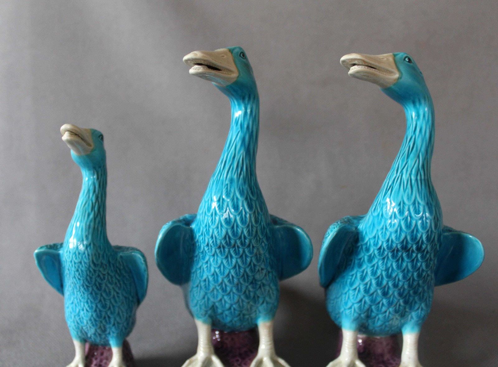 photo vinterior Set Van Drie Vintage Porseleinen Eendenbeeldjes, Blauw Turquoise, Handgeschilderd, Chinees Porselein, één Exemplaar Gerepareerd, 21 Centimeter