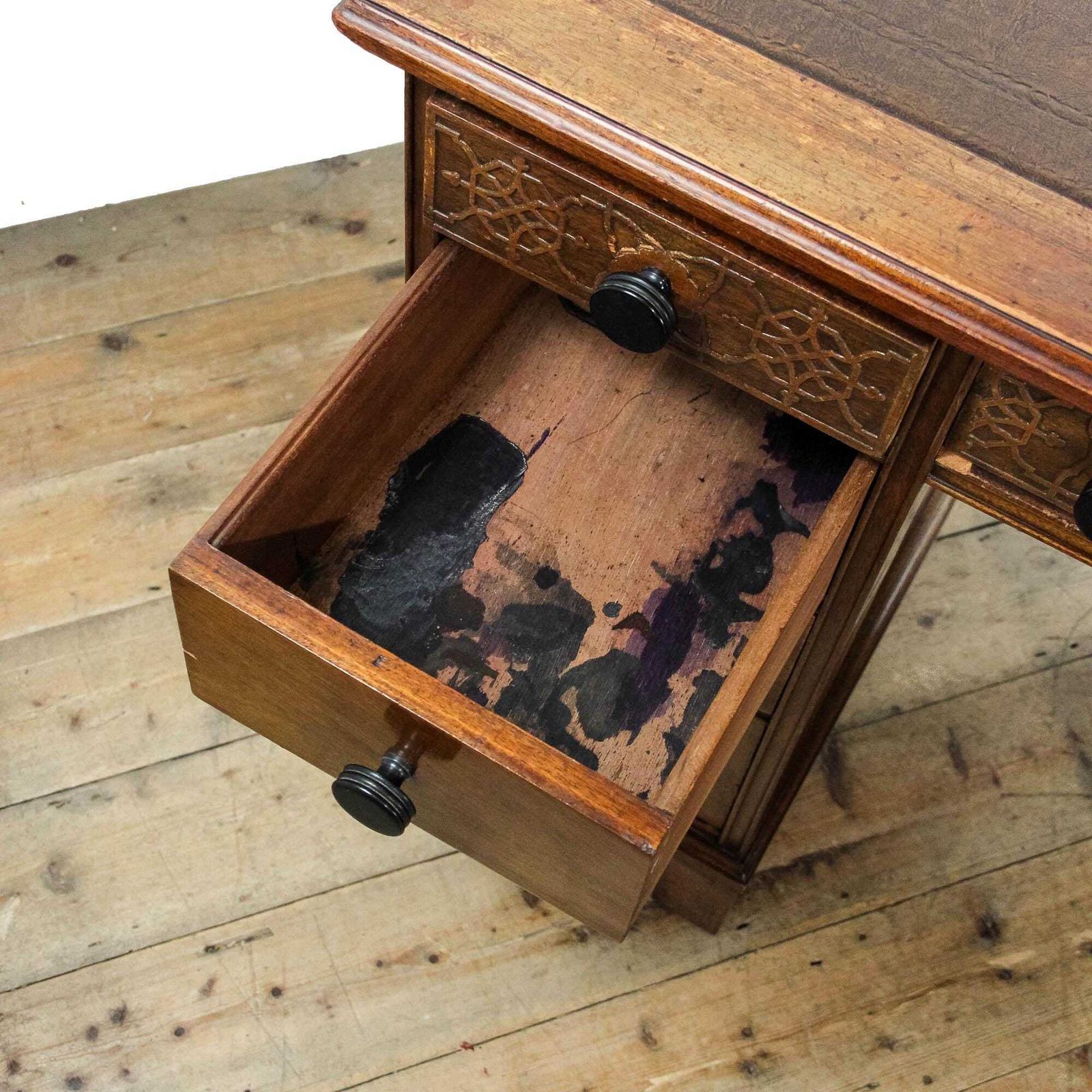 Antique Mahogany Kneehole Desk photo vinterior
