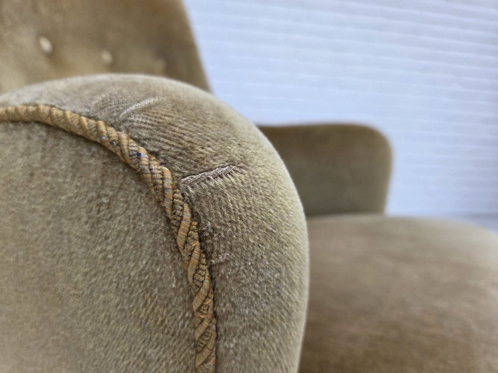 Jaren 1970, Deense Fauteuil Met Hoge Rug, Lichtgroen Meubelvelours. photo vintage