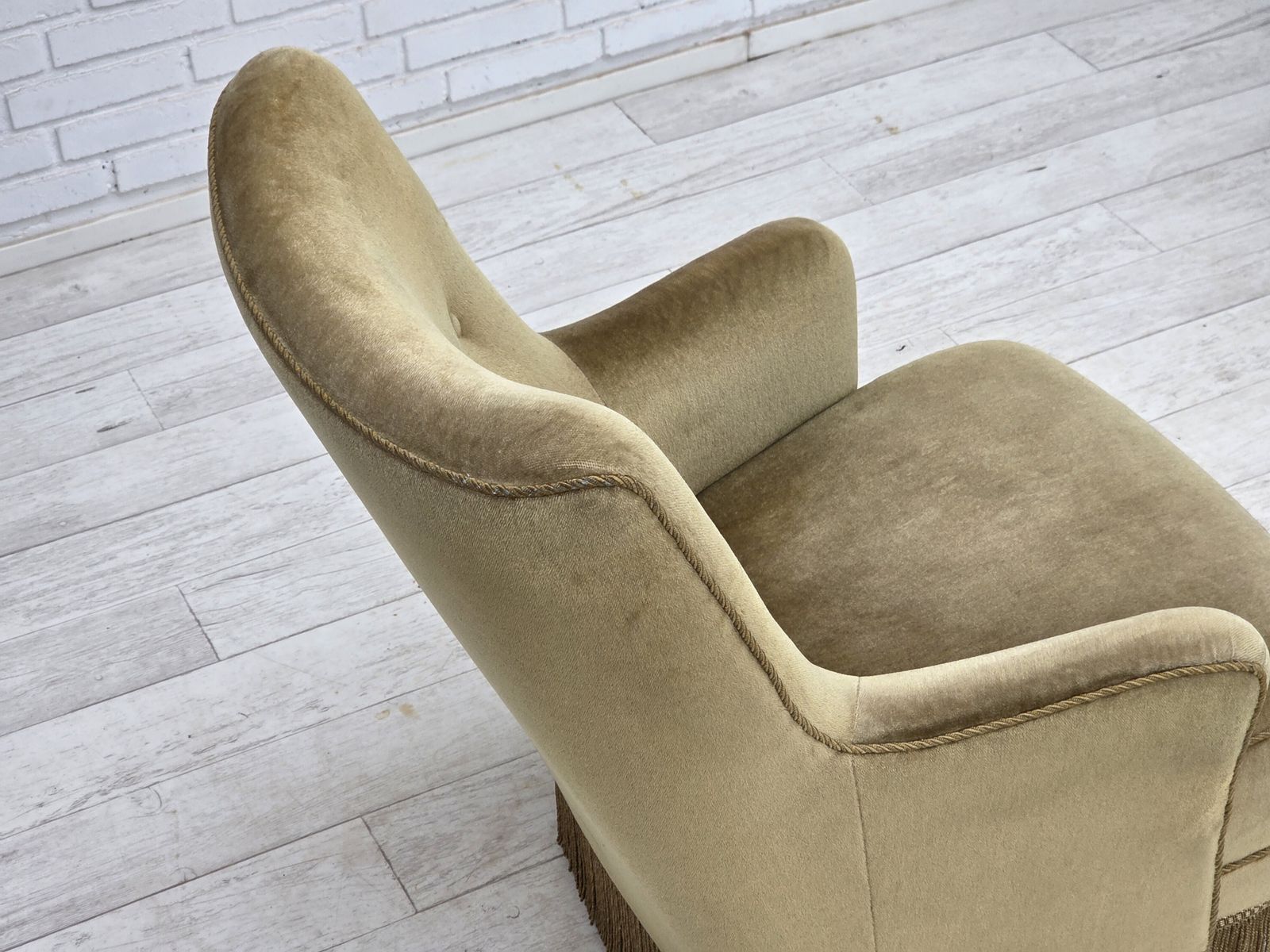 photo vintage Jaren 1970, Deense Fauteuil Met Hoge Rug, Lichtgroen Meubelvelours.