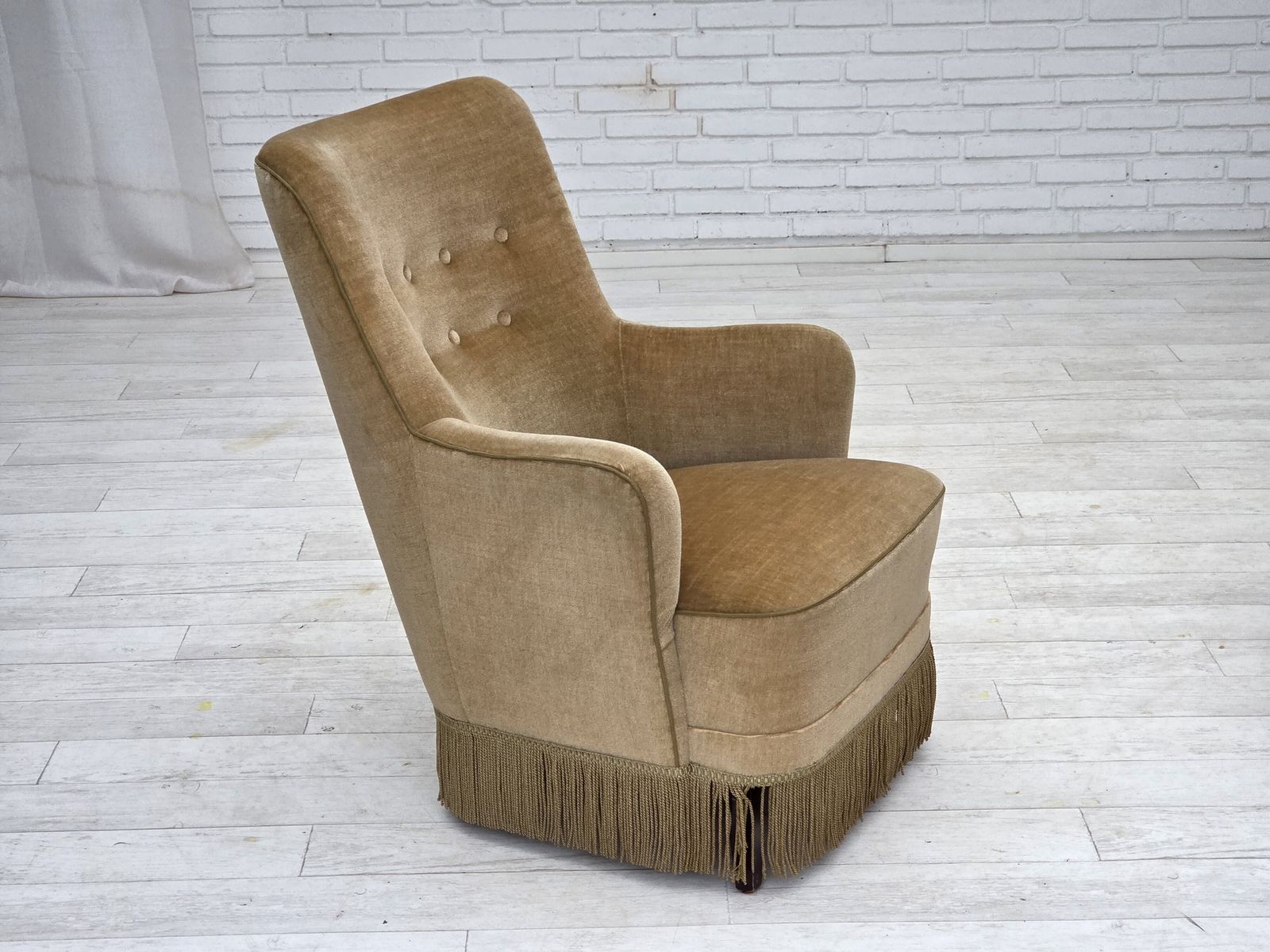 photo buy Ca. Jaren 1970, Deense Fauteuil Met Hoge Rug, Lichtgroen Meubelvelours.