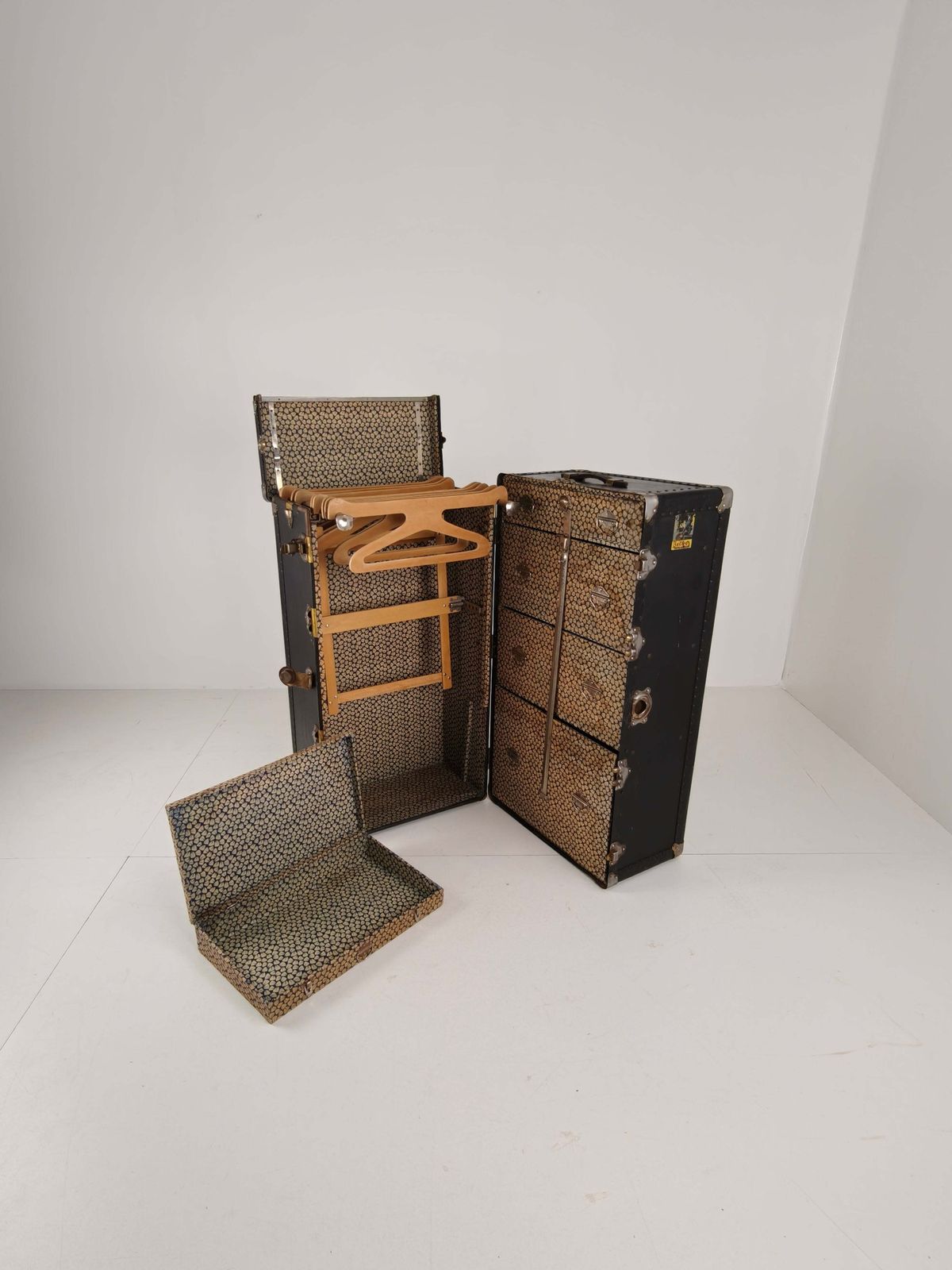 Antique 1924 Belber Black Leather Steamer Trunk   Large Travel Wardrobe photo vinterior
