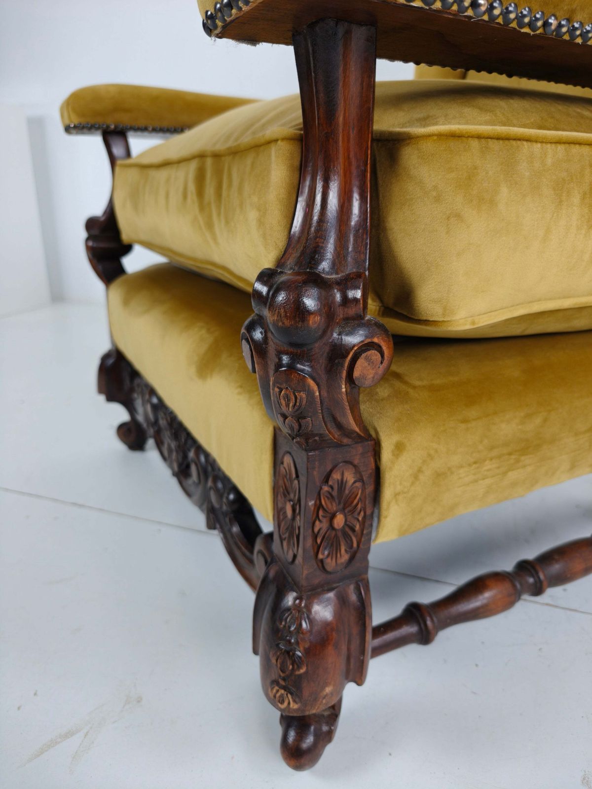 Pair Of 19th Century Carved Walnut Armchairs – Floral Motifs – Velvet Upholstery photo vintage